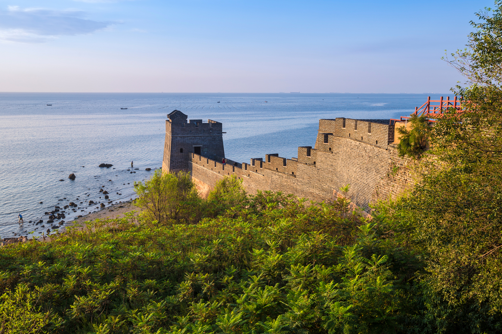 老龙头景区位于秦皇岛市山海关区,是中国长城的东起点.
