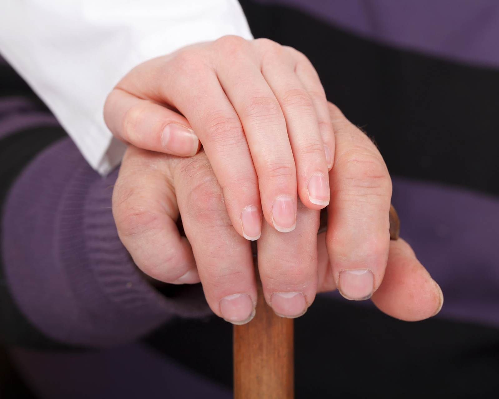 人际沟通减少是社会冷漠还是科技进步的副作用?