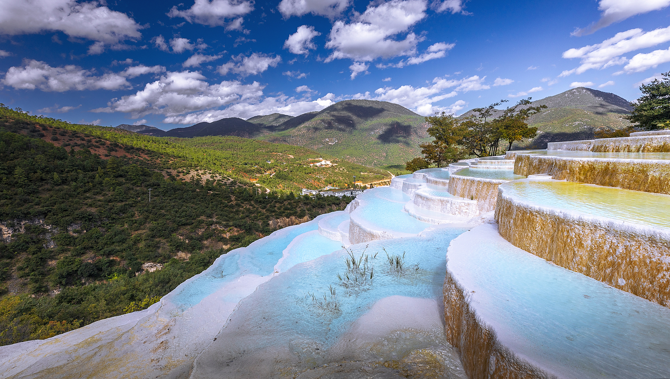 白水台(bai shui tai) 是一座位于中国云南省迪庆藏族自治州的自然