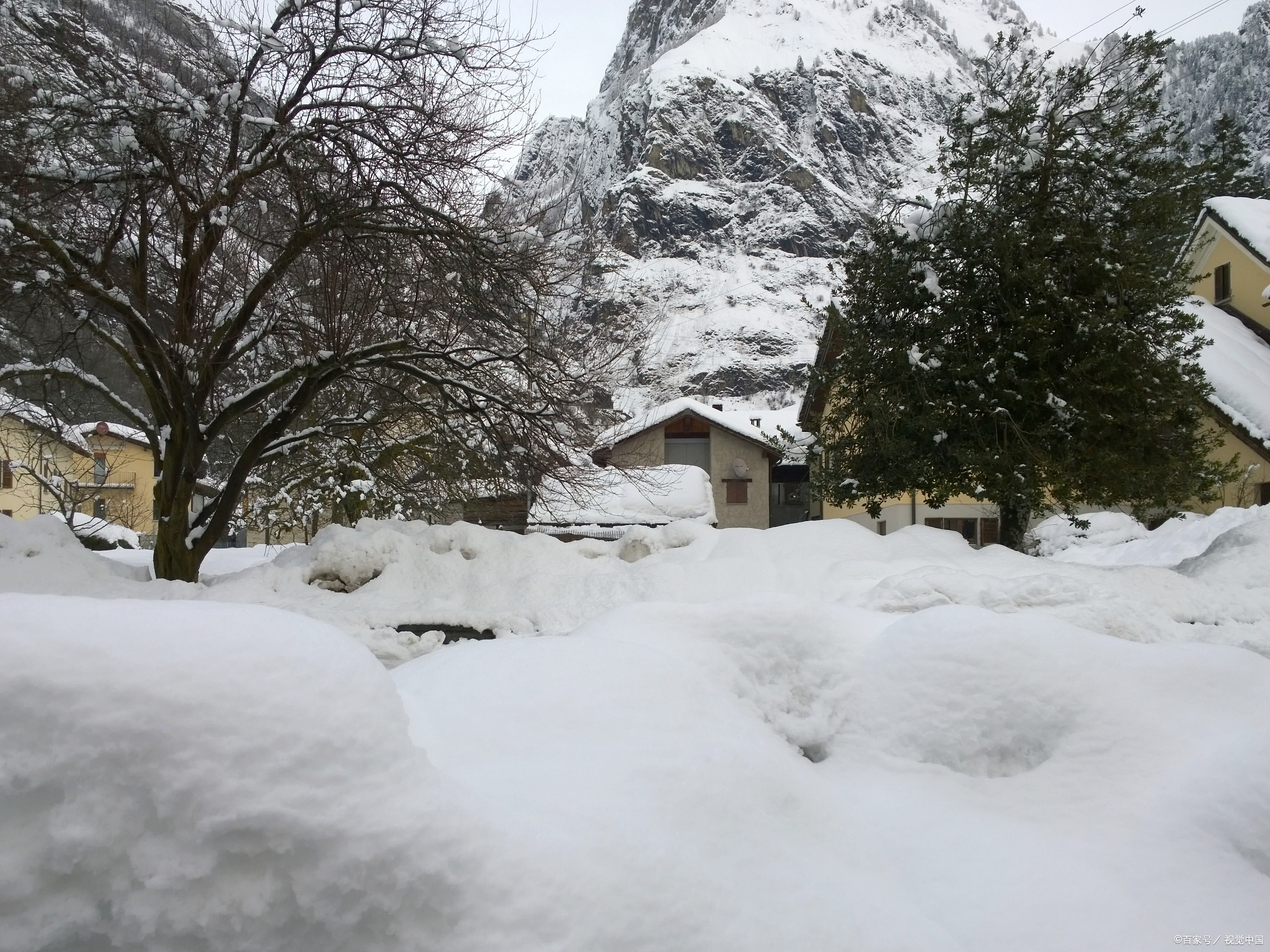 村民们在雪地里忙碌着,打扫出一条条小道