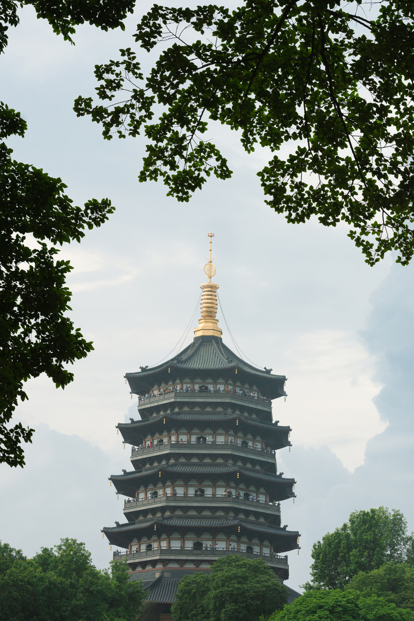 #爱上杭州的千种理由# 杭州雷峰塔是一座充满历史底蕴的古建筑,位于杭