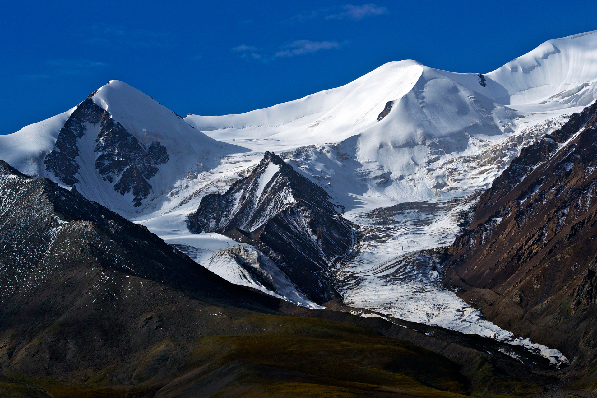冈仁波茨,又称"雪峰之父",位于中国西藏自治区,是喜马拉雅山脉的一座