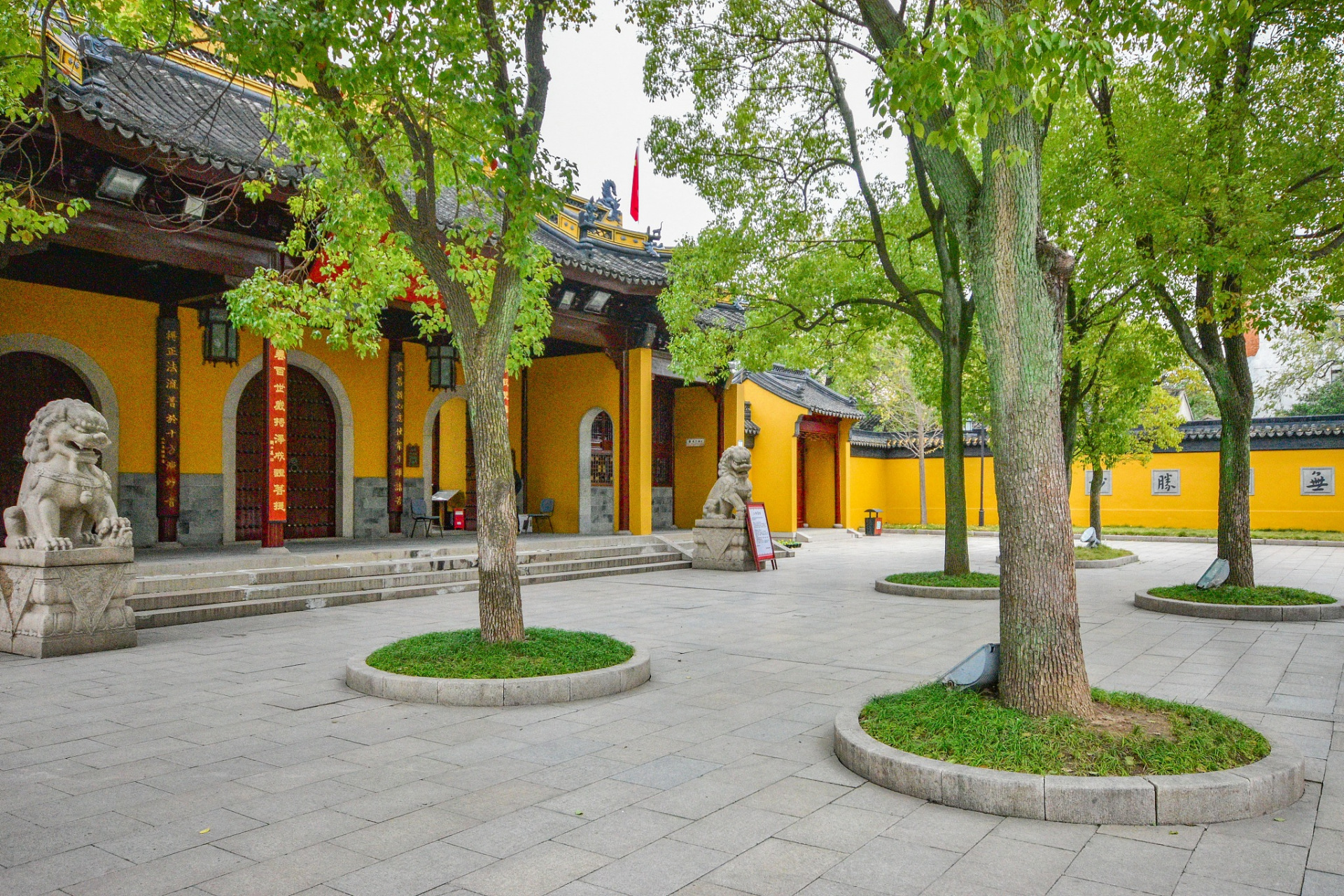宏觉寺位于南京市江宁区东善桥镇祖堂山,始建于503年,原名佛窟寺,后改