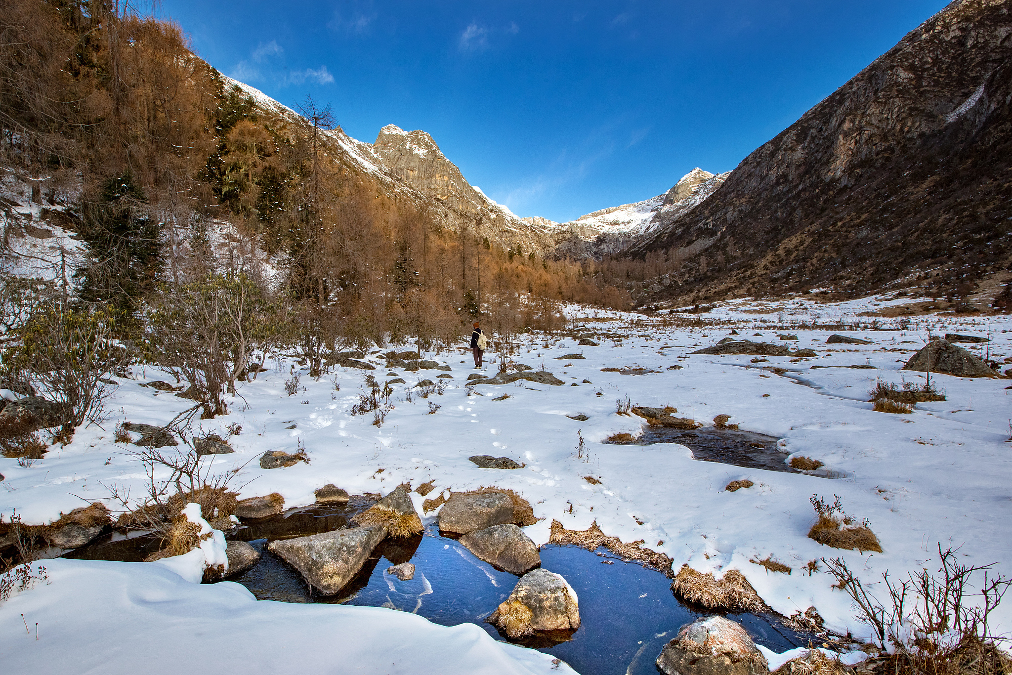 黑水县拥有壮丽的雪山,清澈的湖泊和原始森林等自然景观,以及丰富的