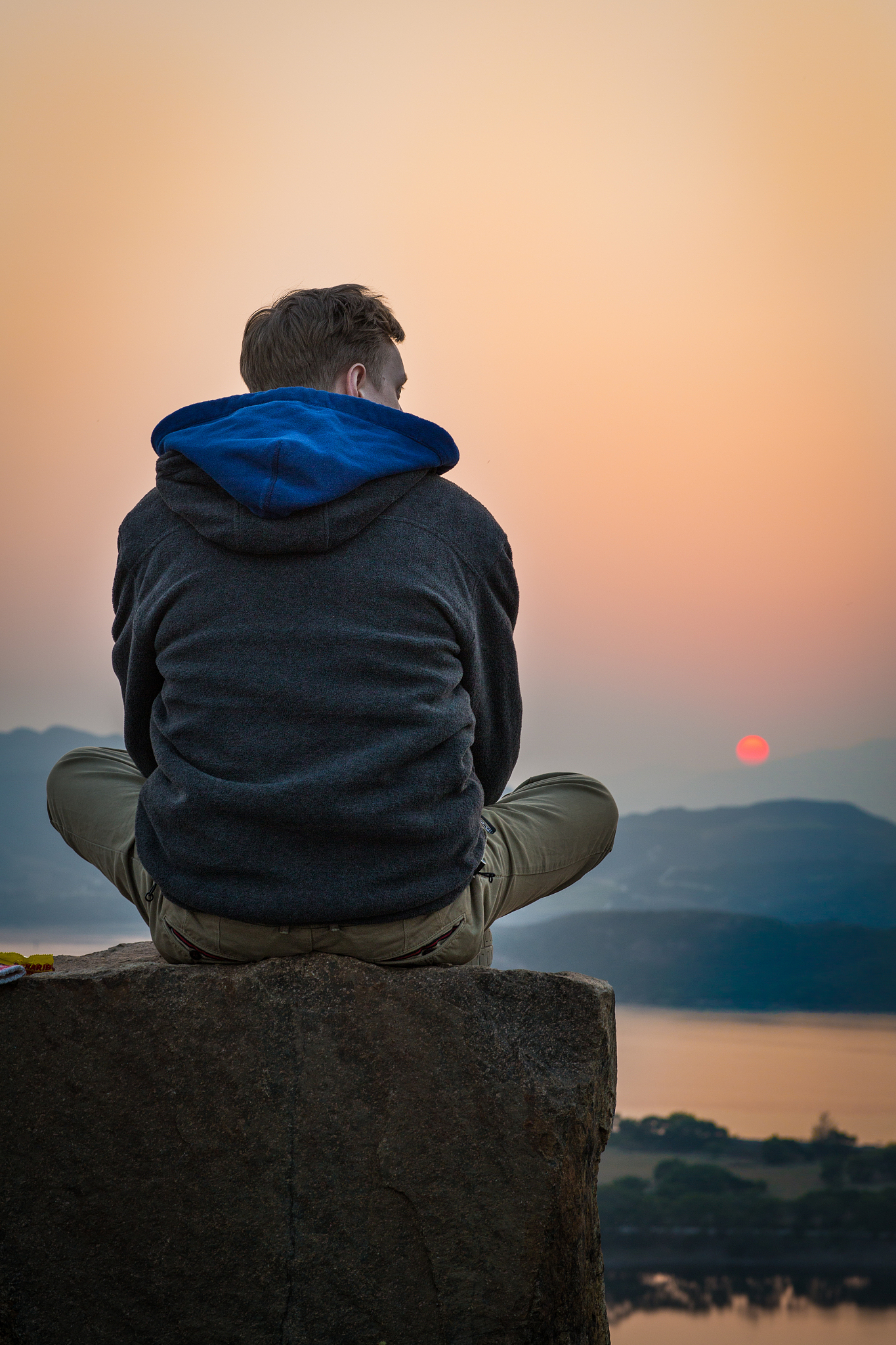 国庆假期,济南解放阁前,一群"鬼火少年"的炸街行为不