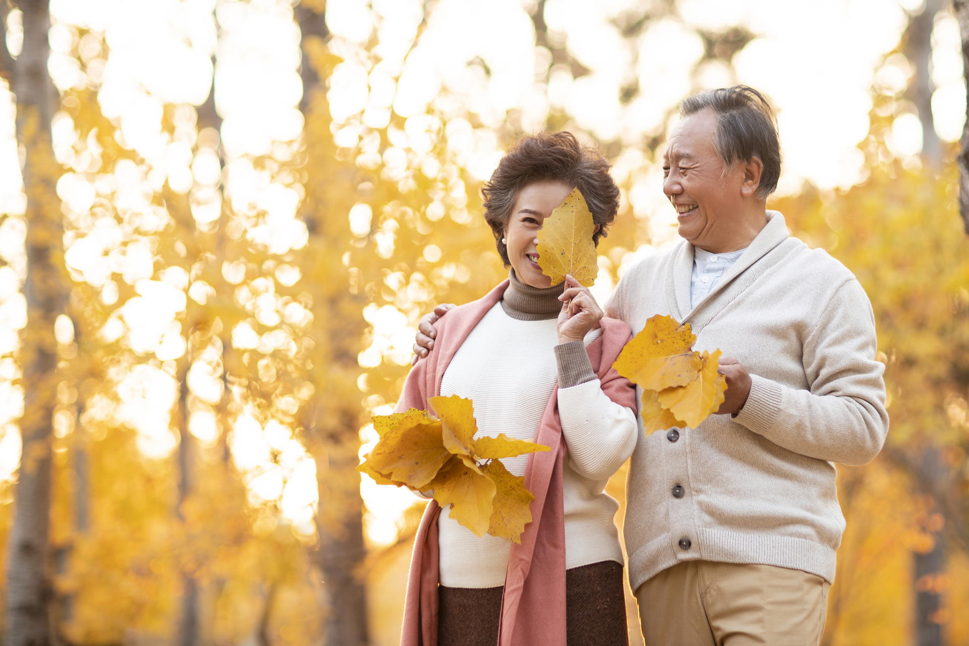"今日份的小确幸,是与老友漫步在秋日暖阳下,聊起那些关于健康与坚持
