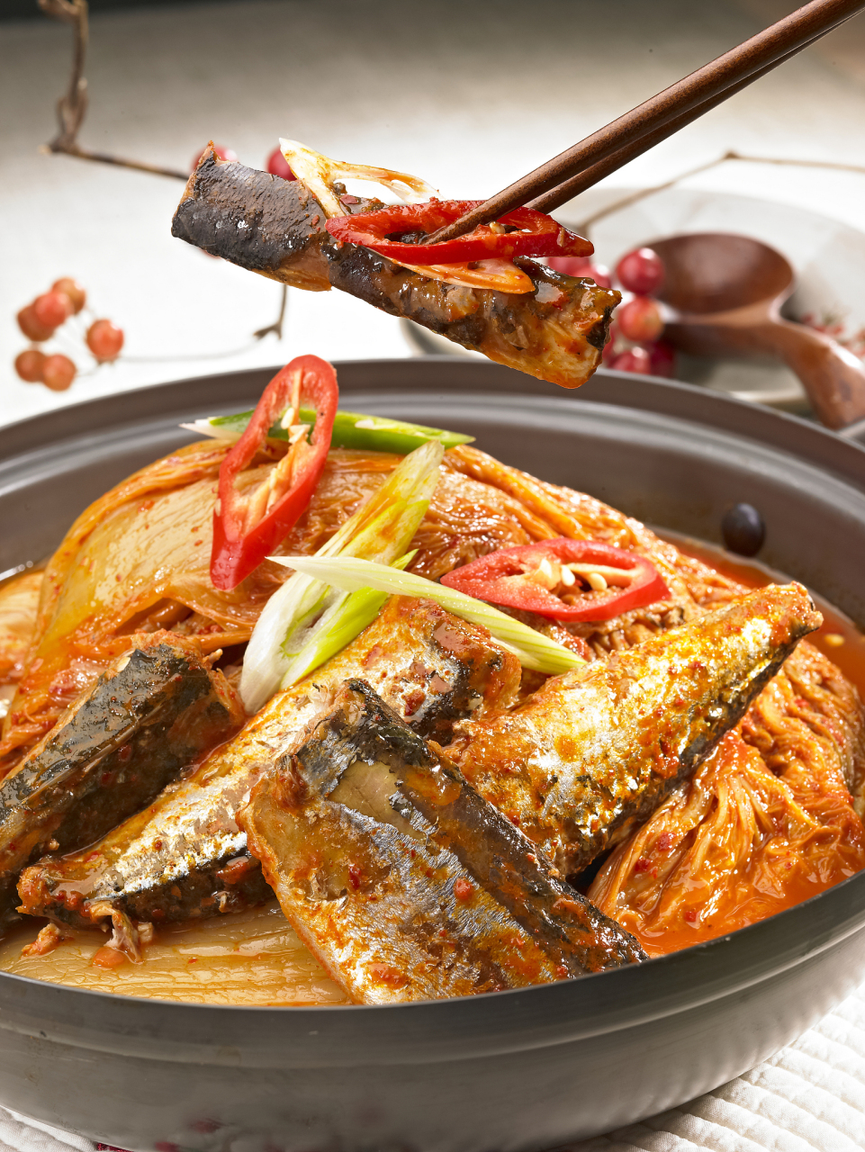 砂锅糟香鱼头是其中的一道汤菜,顾名思义,这也是放了糟卤的.