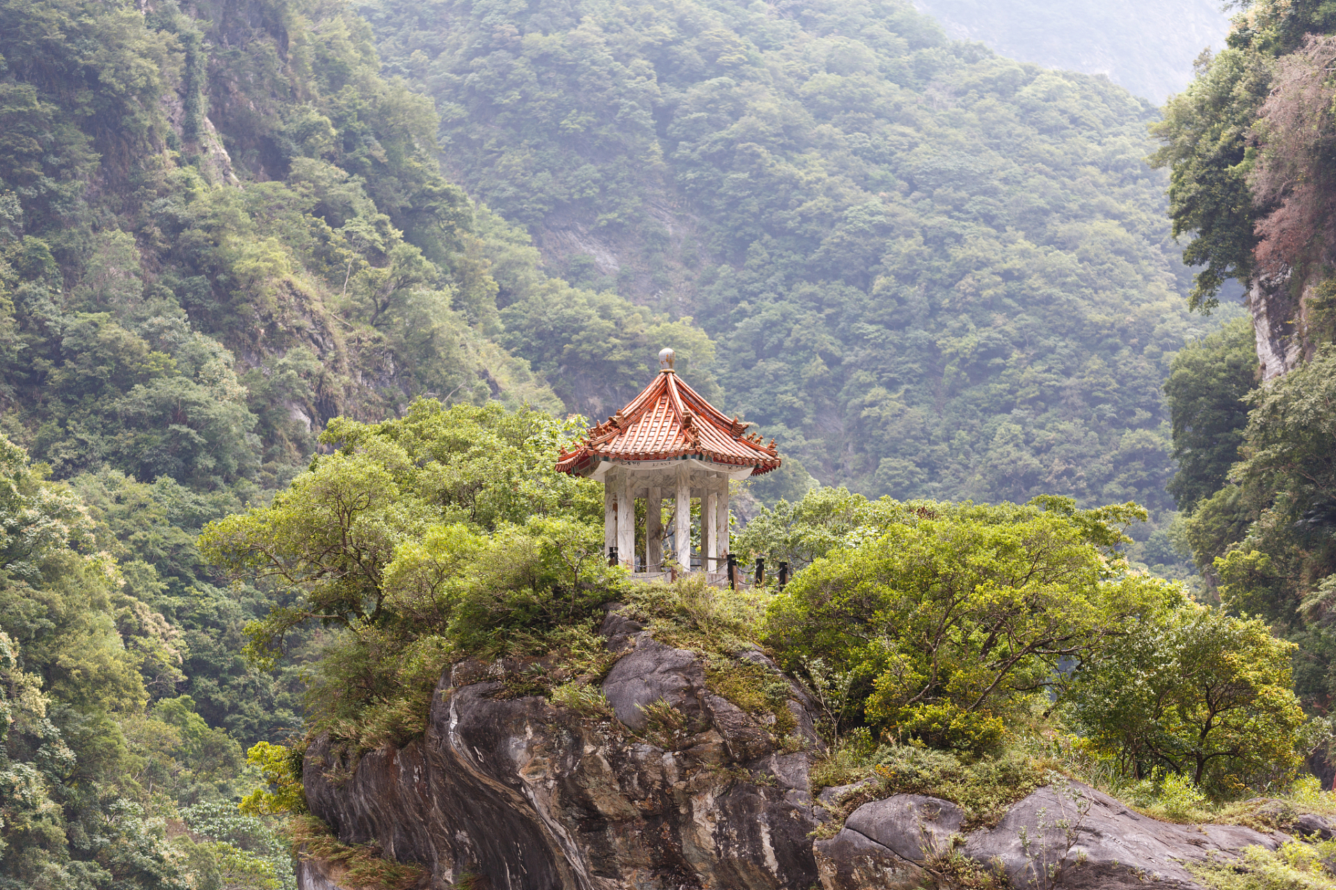 清源山,位于安徽青阳县境内,地理位置得天独厚,风景如画,每次提及都让
