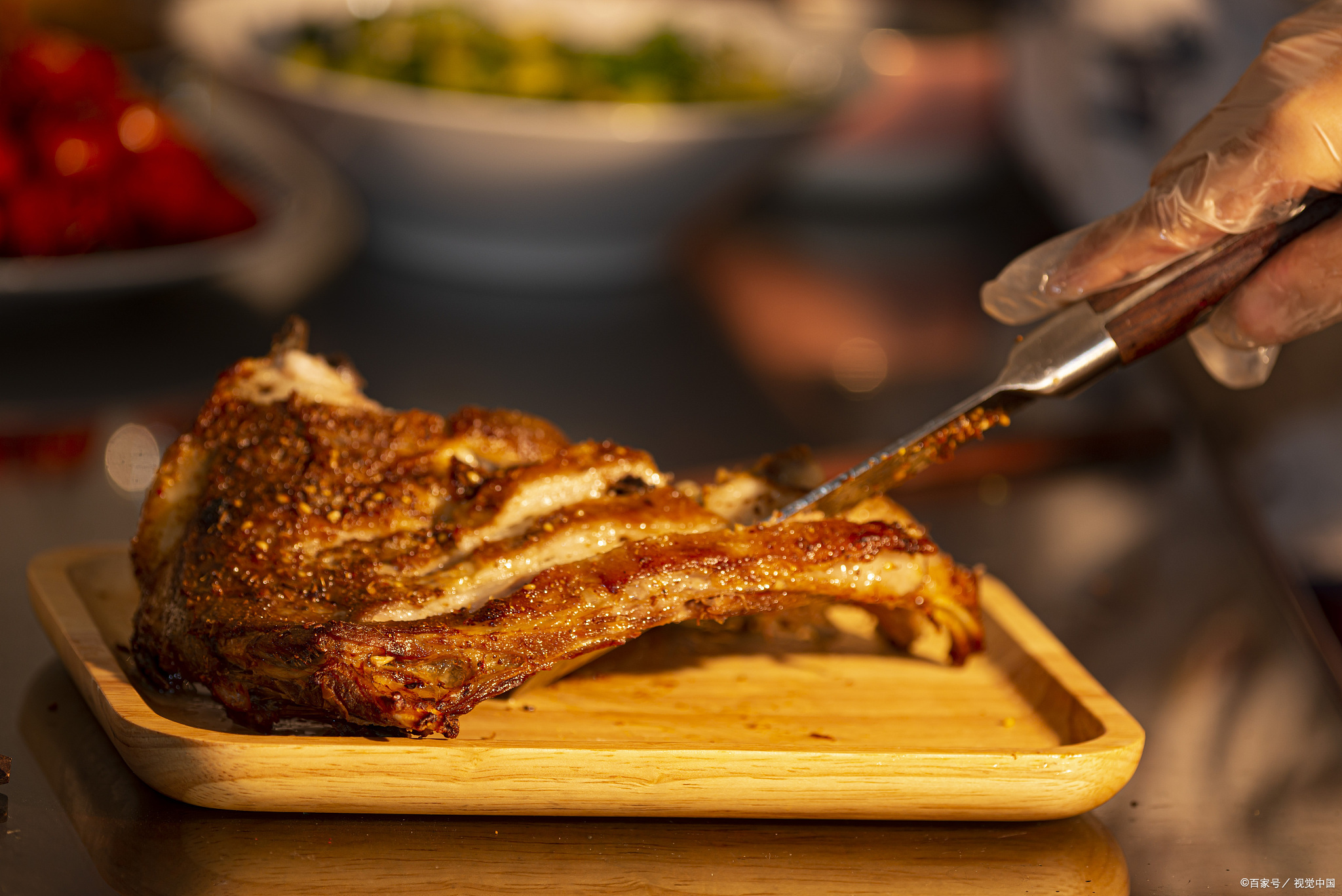 碳烤羊腿的做法:一道美味的烤肉盛宴