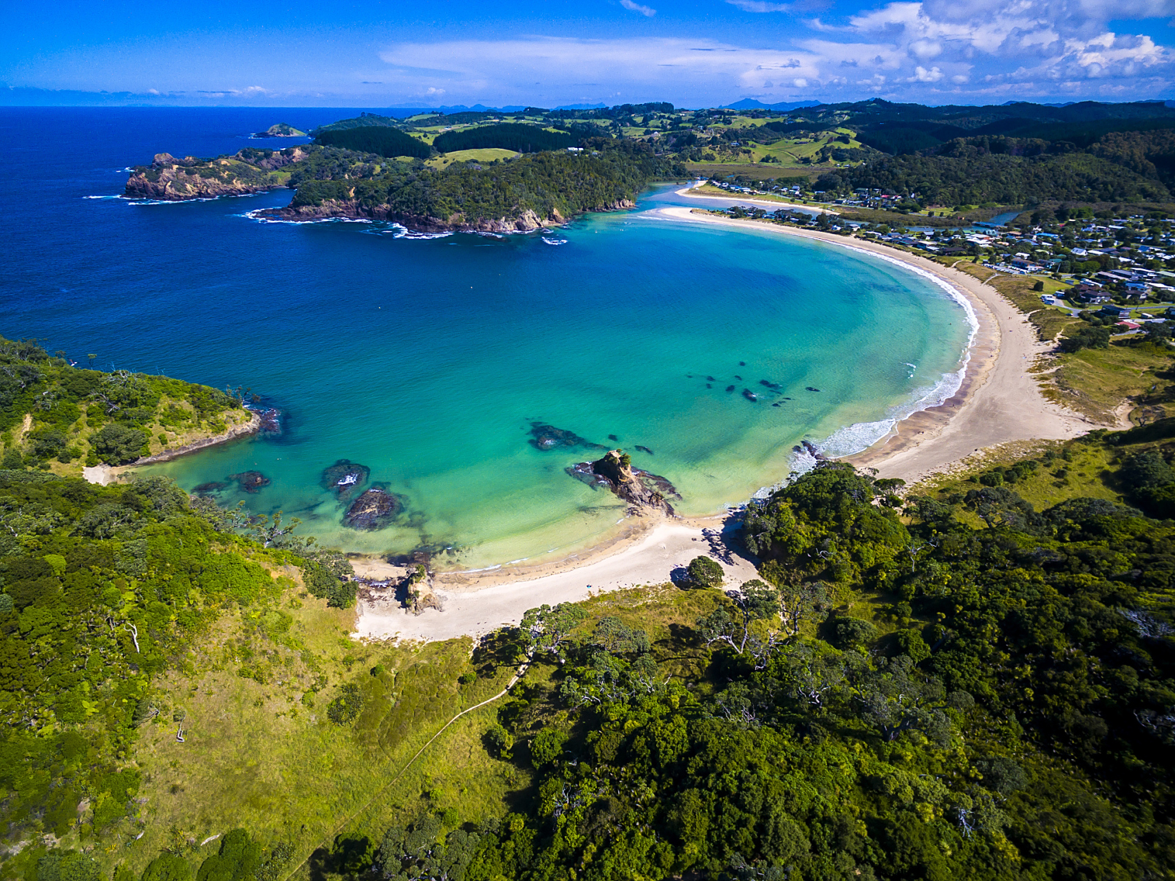 巴厘岛的佩尼达岛是一座美丽的离岛,拥有许多著名的网红景点.