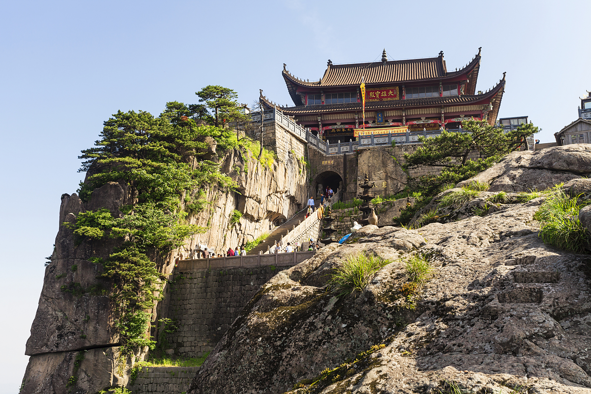 九华山是中国著名的佛教名山之一,有着悠久的历史和丰富的文化底蕴.