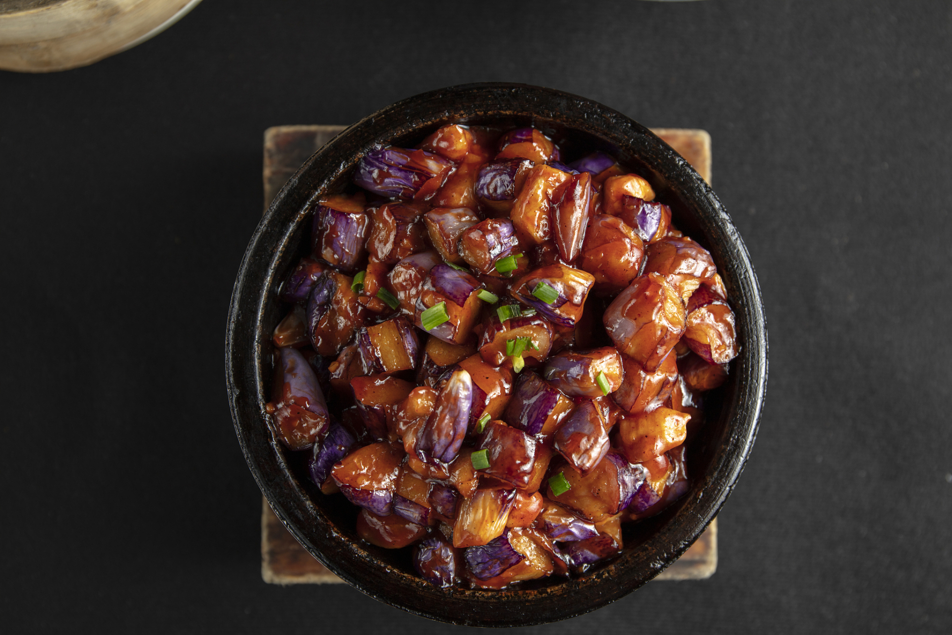 油焖茄子的热量	油焖茄子的热量通常会因制作方式,材料比例等因素而异