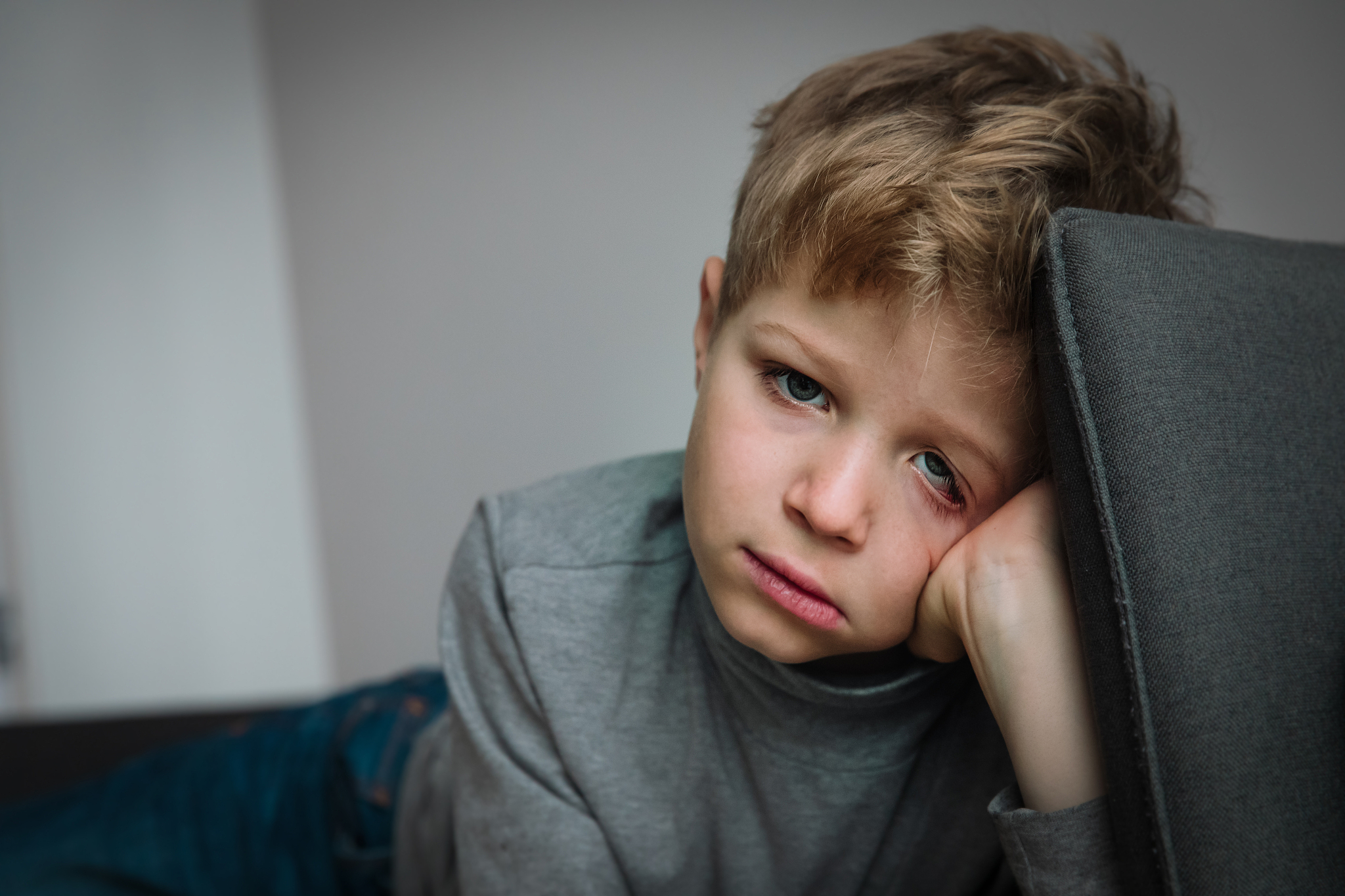 抑郁症的孩子,他们的内心世界如同深邃的黑夜,寂静而孤独.