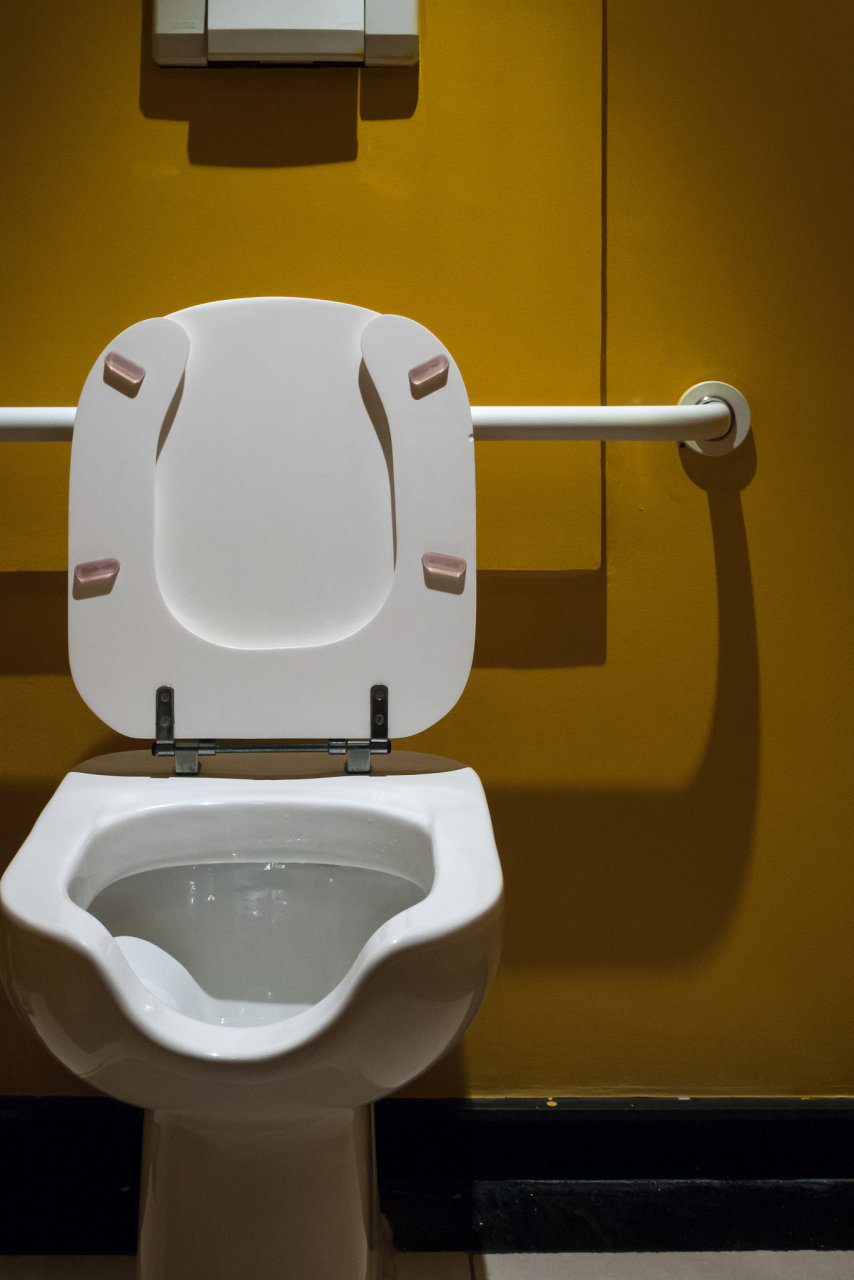 无水箱马桶设计简约,适合小户型,清洁方便且节水.