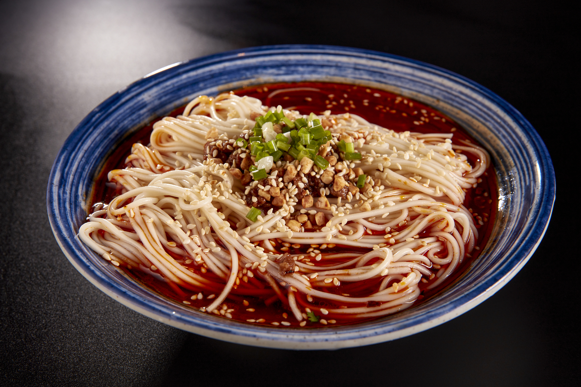 担担面是四川成都和自贡的特色小吃,也是中国十大名面条之一