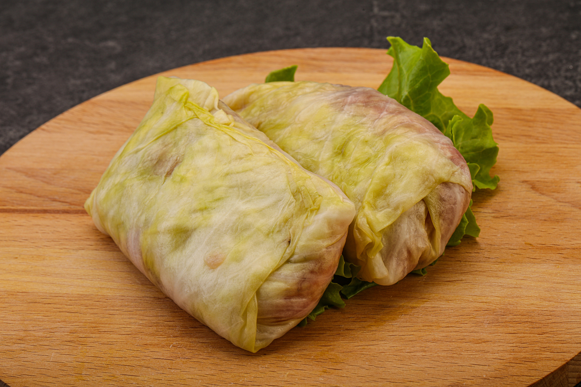 首先准备食材,将猪肉剁成末并腌制,将大白菜叶焯水备用.