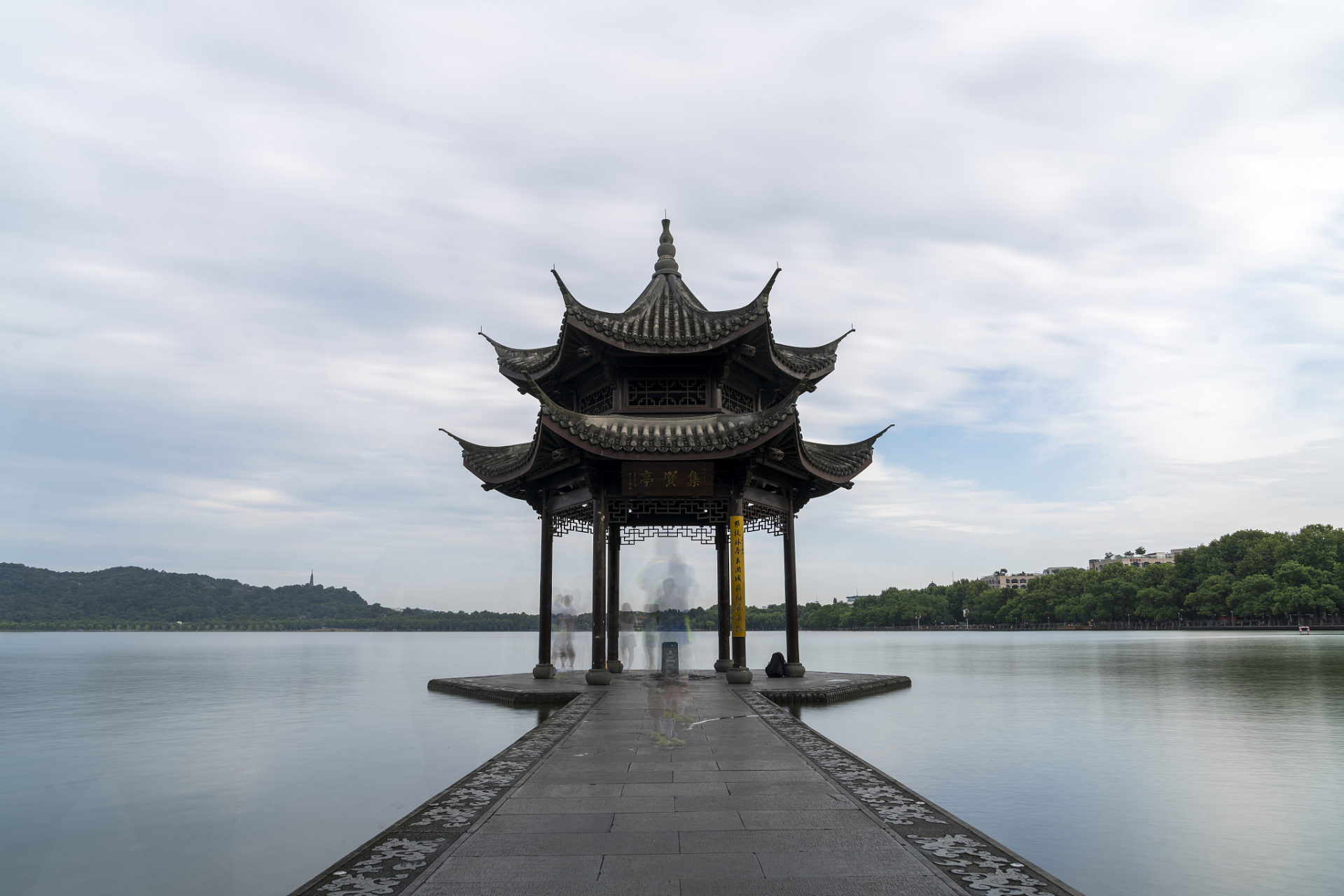 盛夏,杭州西湖成为人间仙境,其中最美日落尽在西湖集贤亭.