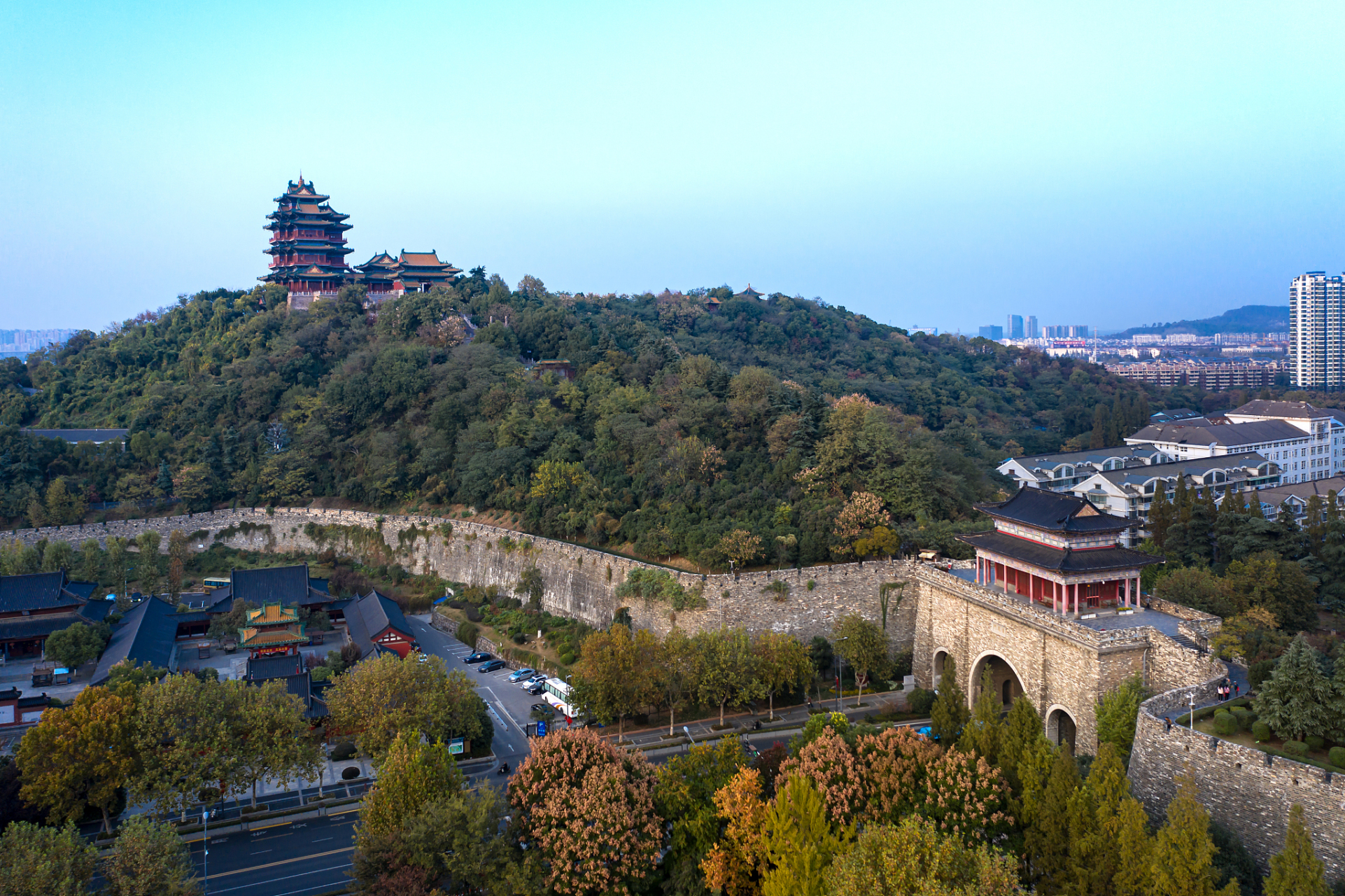 北固山,位于江苏镇江,以险峻著称,高55.2米,长约200米.