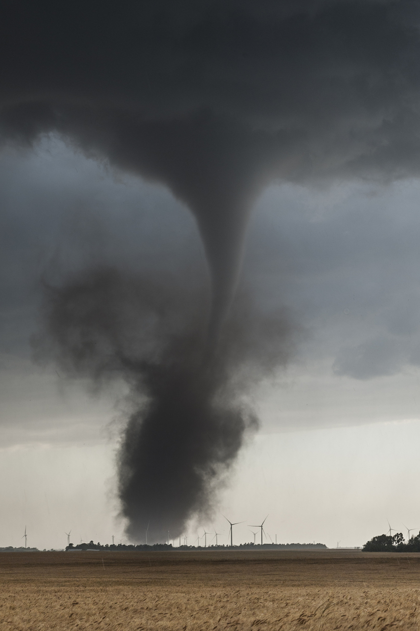 黑龙江牡丹江市出现罕见龙卷风,一名网友拍下的视频瞬间火爆网络!