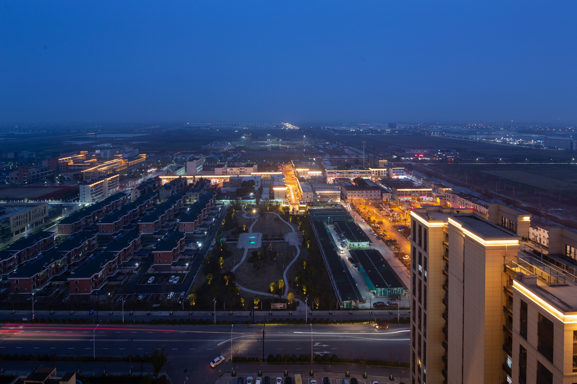 从卫星影像中可以看出,上游洪水持续下泄,涿州市区三面被洪水包围