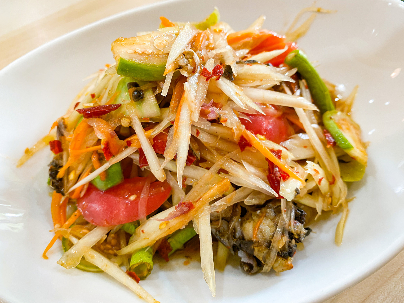 在烹饪过程中,我们可以选择合适的蔬菜和调料来搭配银鱼干,以增加美味