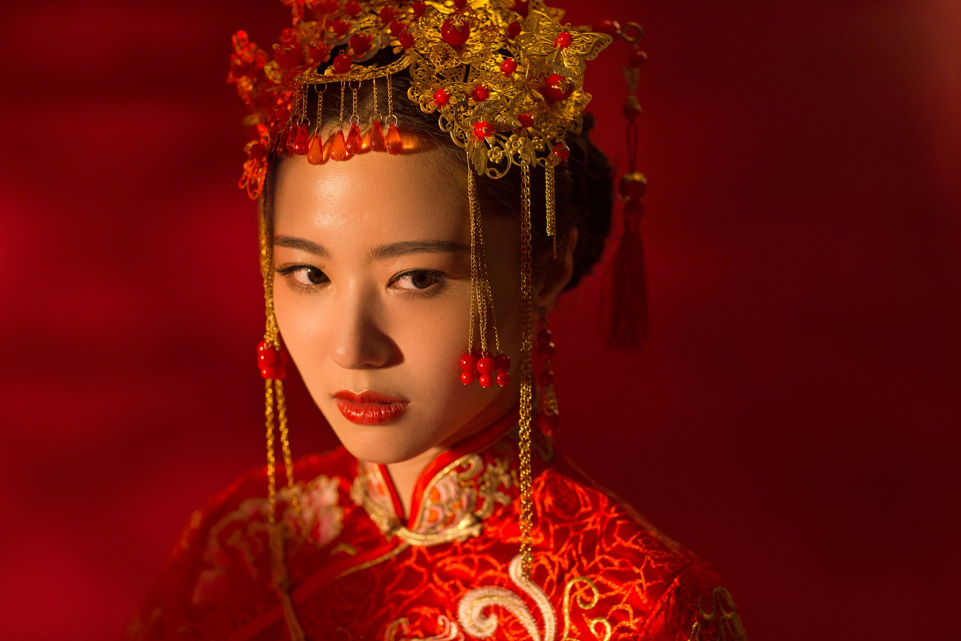 摘要:古代红嫁衣绘画需注重传统文化元素,强调古风和典雅.