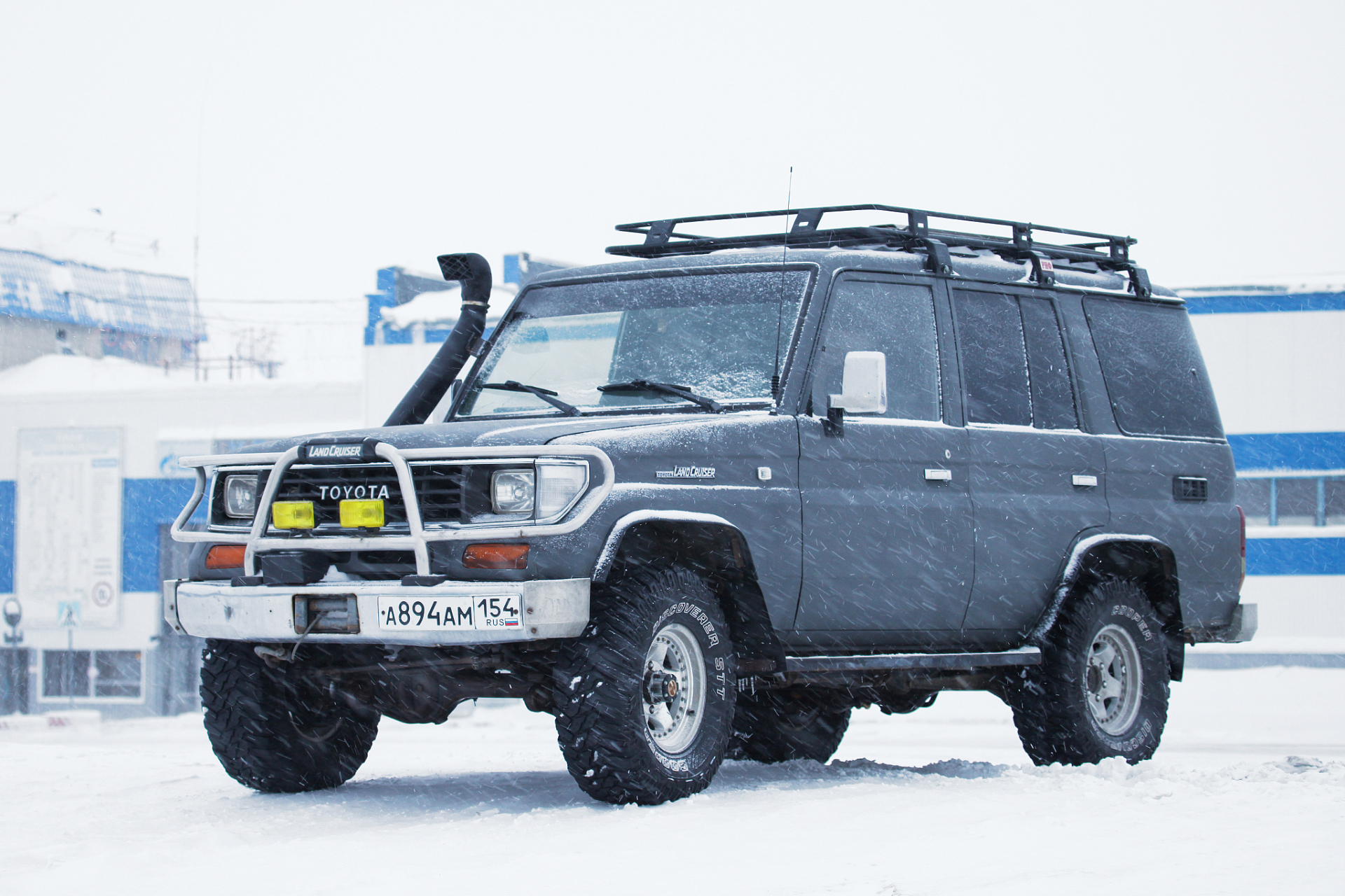 就是年代的越野王——尼桑y60        这是日产尼桑的经典硬派越野车