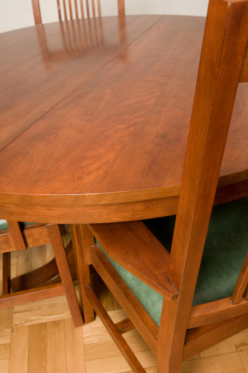 柏木家具外观上看起来古朴典雅,具质地细腻,材质坚硬,密度比较大,遇水