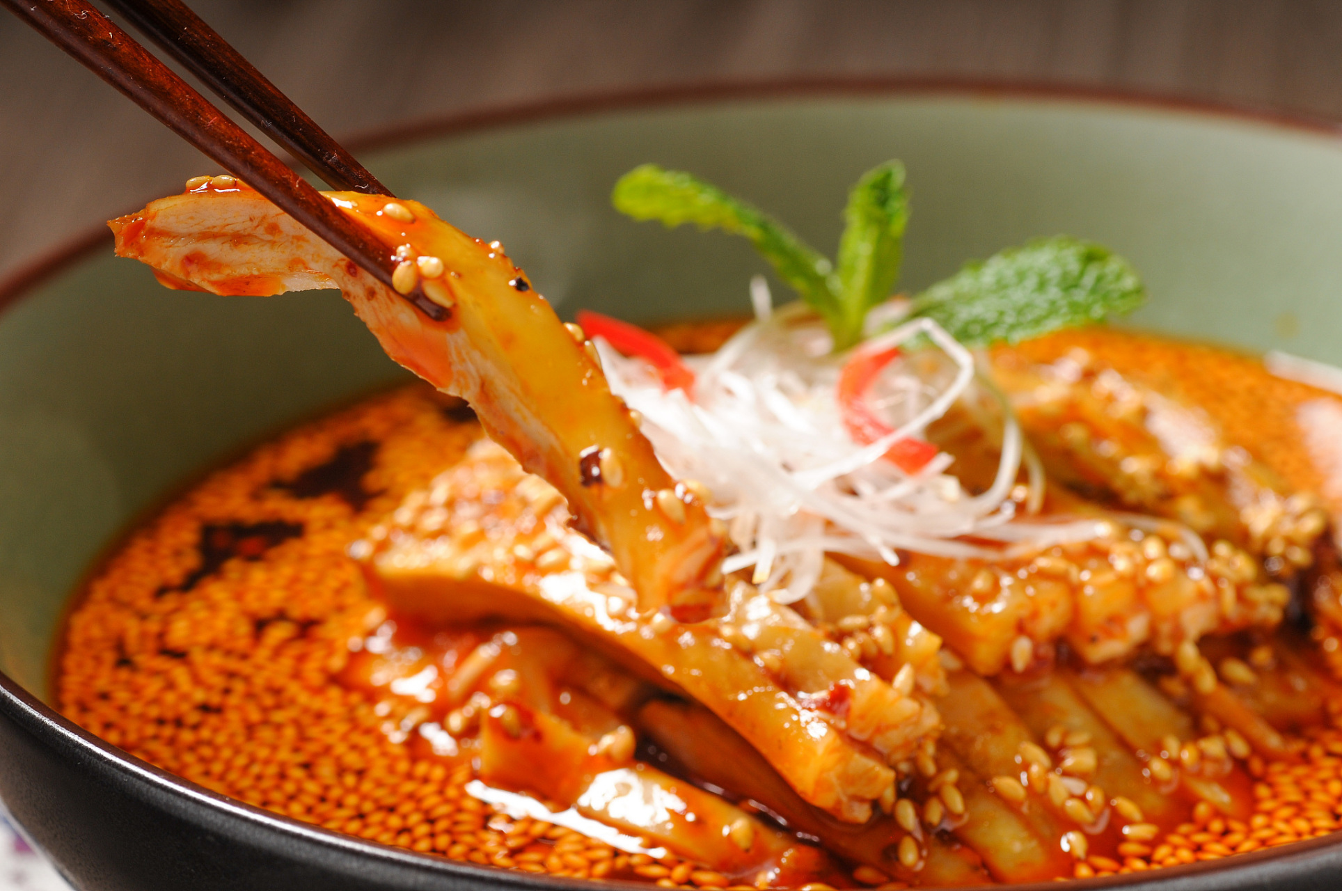 荥经棒棒鸡是四川名小吃,以独特口感和精湛工艺迷倒食客.