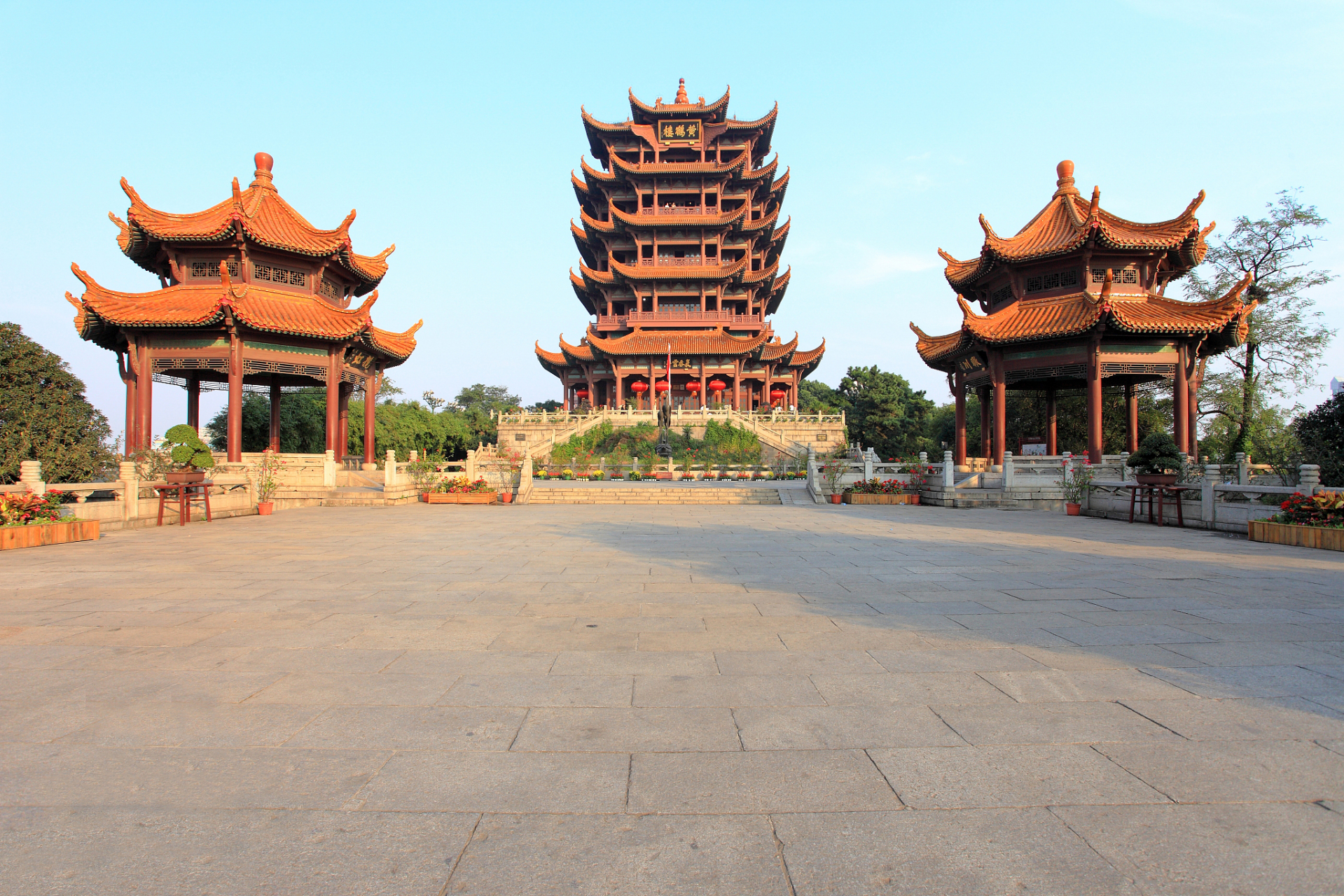 黄鹤楼,中国著名的古建筑之一,被誉为"江南三大名楼"之一,位于湖北省