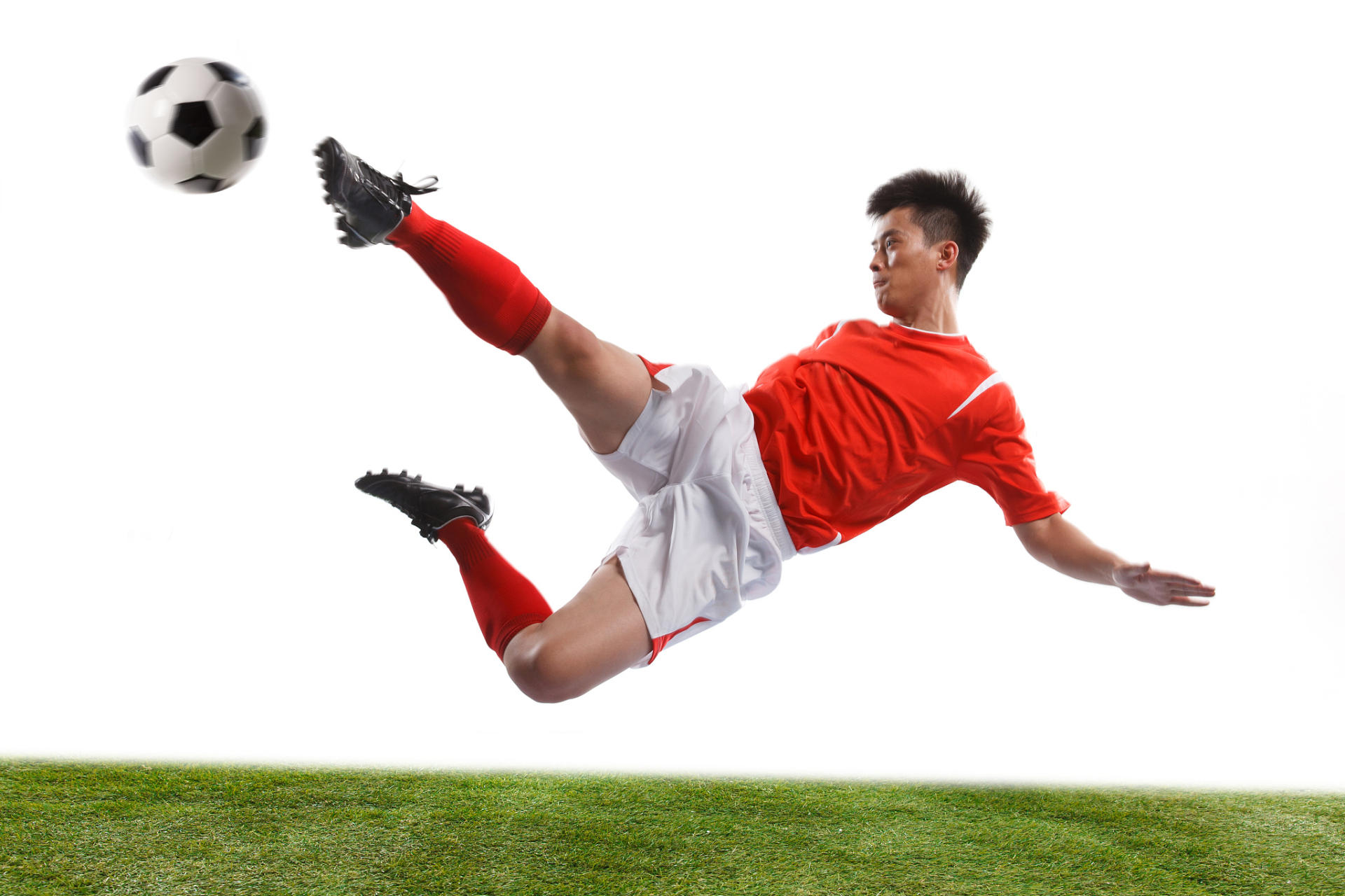 足球运动员在比赛中跑动距离因多种因素而异,包括比赛的种类,级别