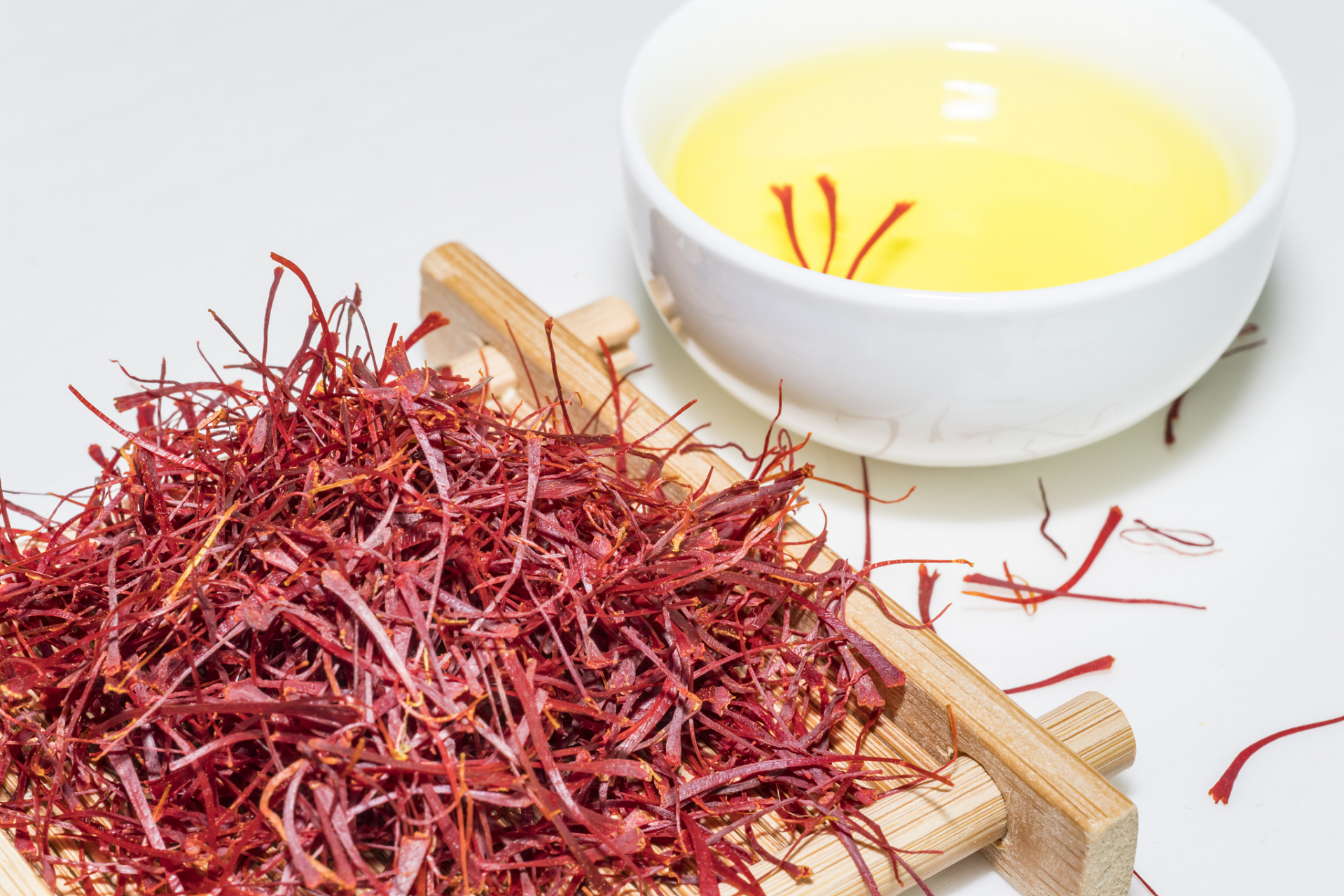 以下几类人群应慎重考虑或避免饮用藏红花:  11566 孕妇和哺乳期