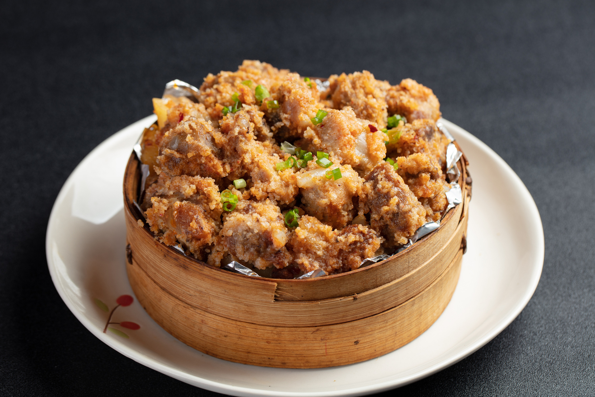 粉蒸肉是中国传统美味家常菜,口感鲜嫩多汁,肥而不腻.