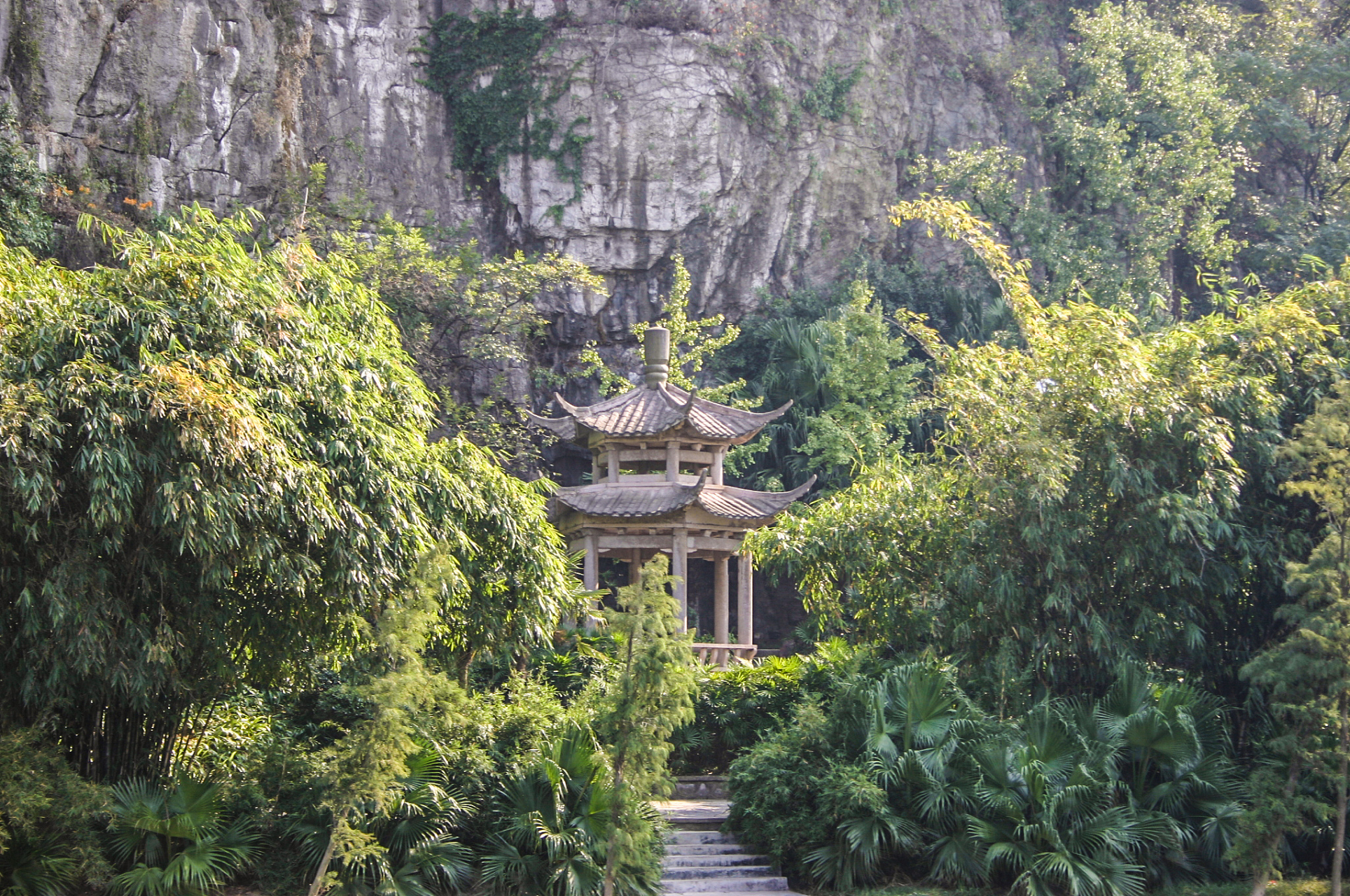 今天我和小何来到了广西桂平西山风景区.