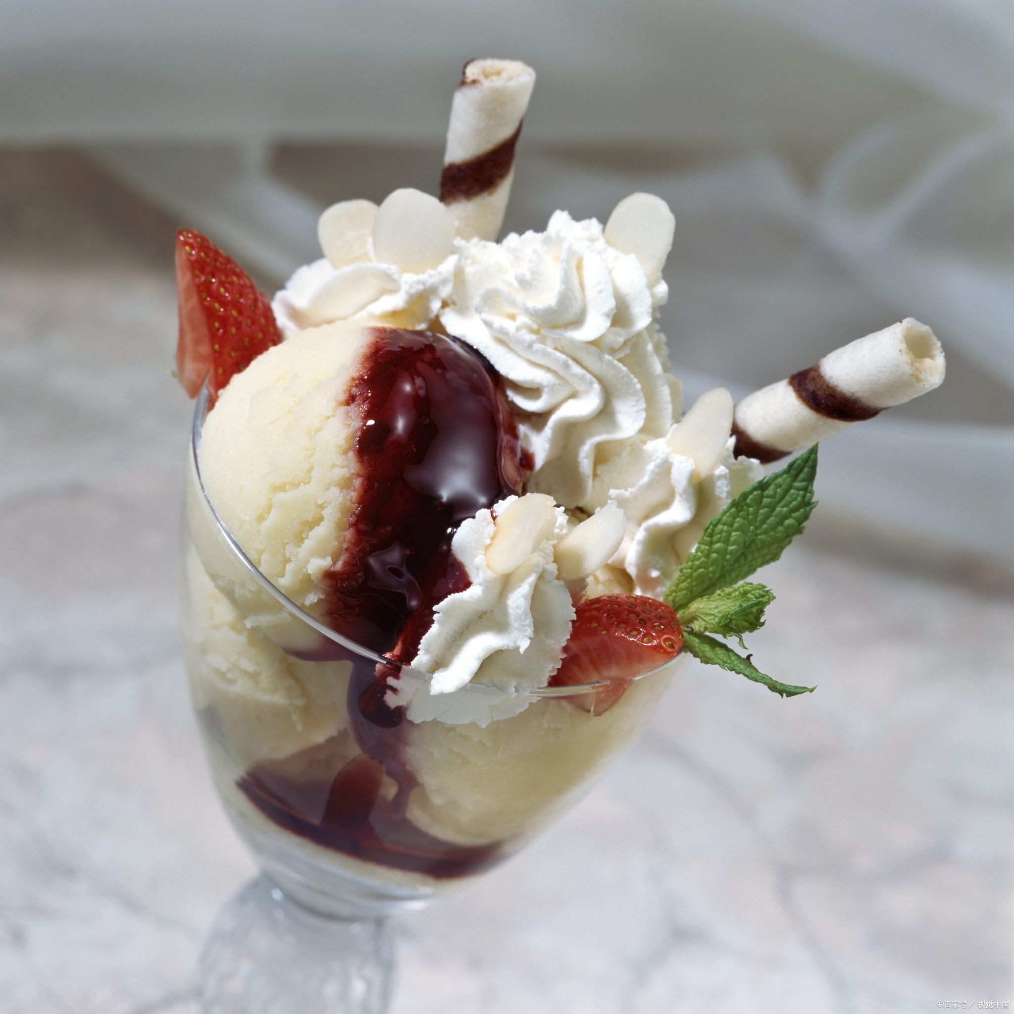 你认为哪种口味的冰淇淋最好吃?草莓,香草还是巧克力?