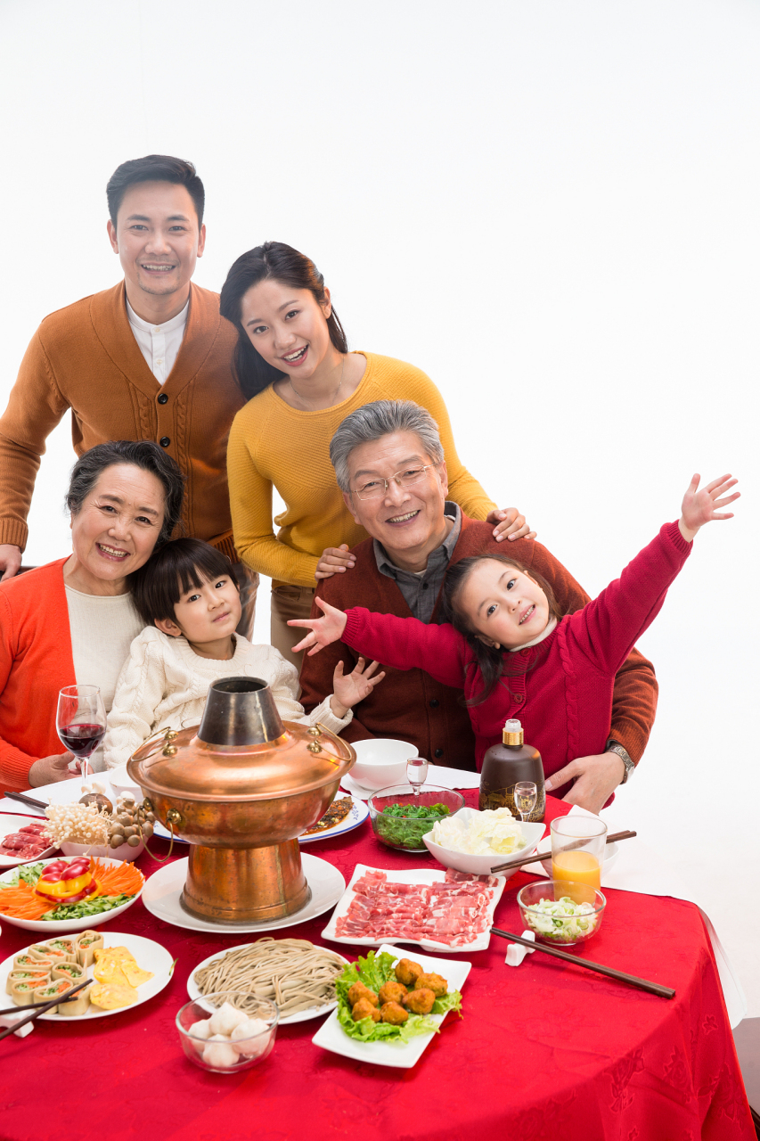 黄翠云,一位年轻而坚强的女子,16岁时由于无法考取大学,便与同学一同