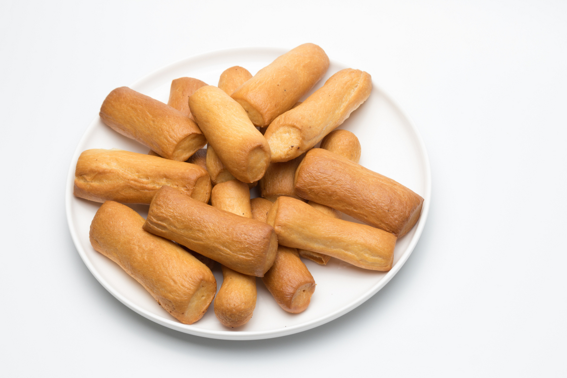 使用空气炸锅制作半成品油条的方法:将半成品油条放入炸篮中,喷洒食用