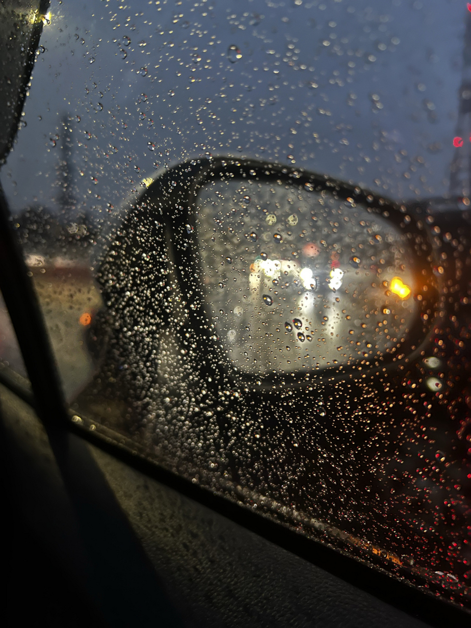 夜晚下雨车窗图片图片