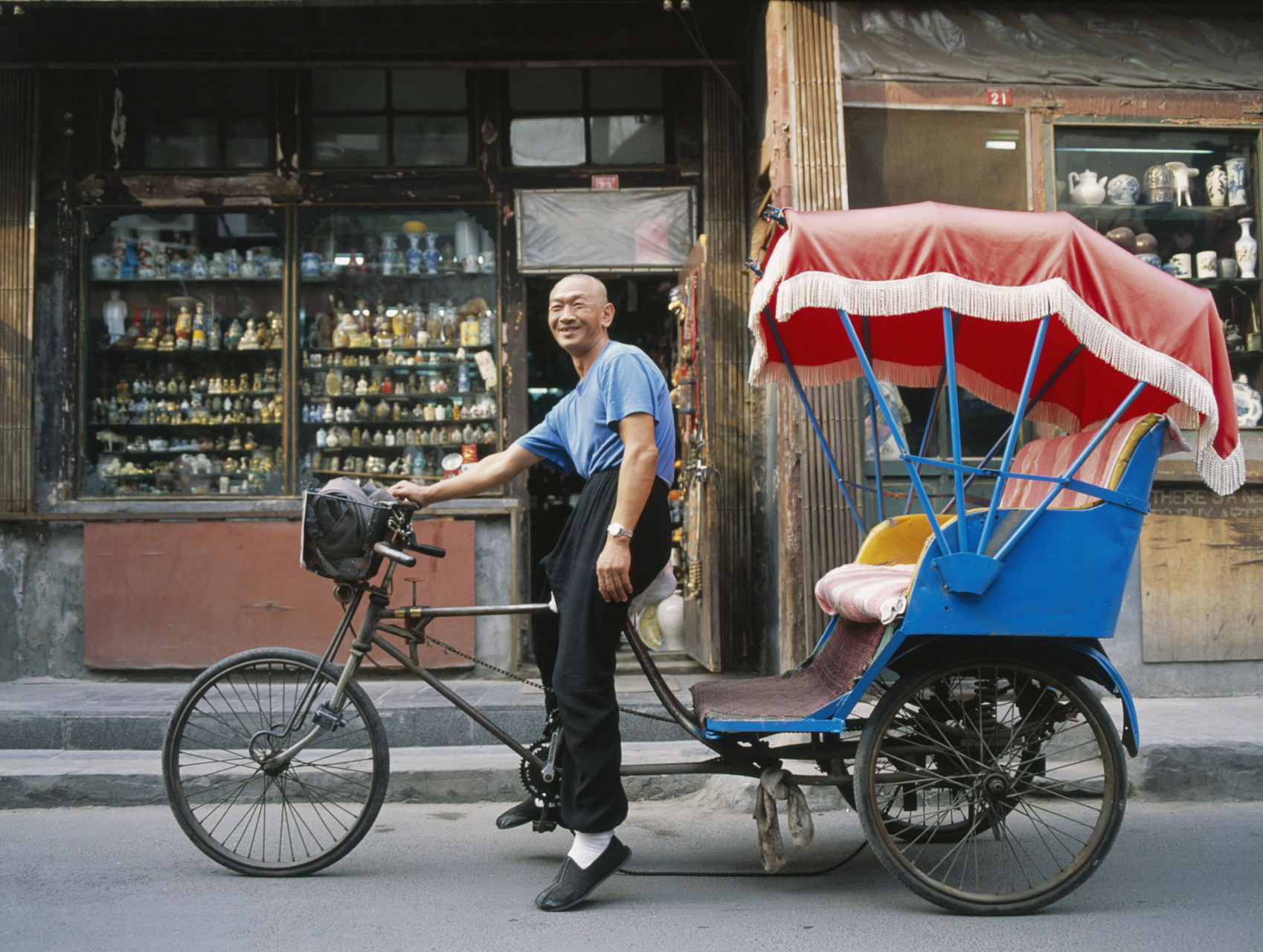 在北京什刹海,看到只在电视剧中才能看到的人力三轮车,特别想上去体验