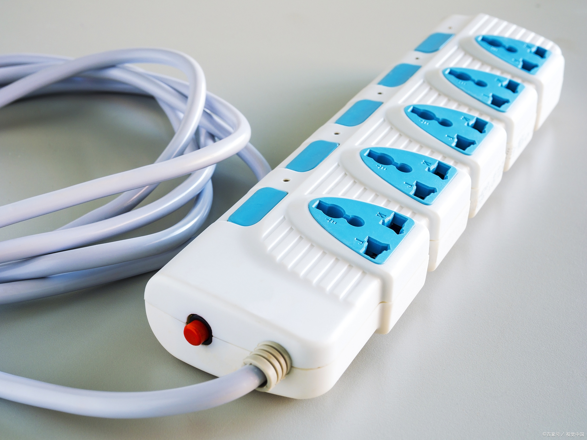 女子意外发现插排内有电话卡!关键还闪着蓝光!