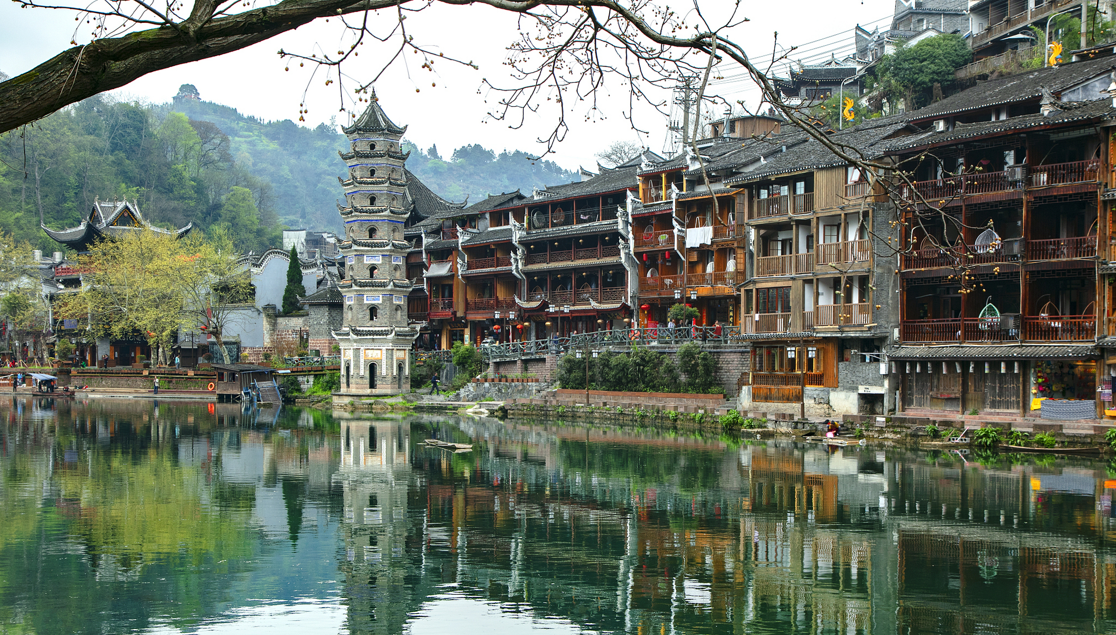 夏日闪光旅行家# 柳江古镇依山傍水,烟雨朦胧中更显诗情画意.