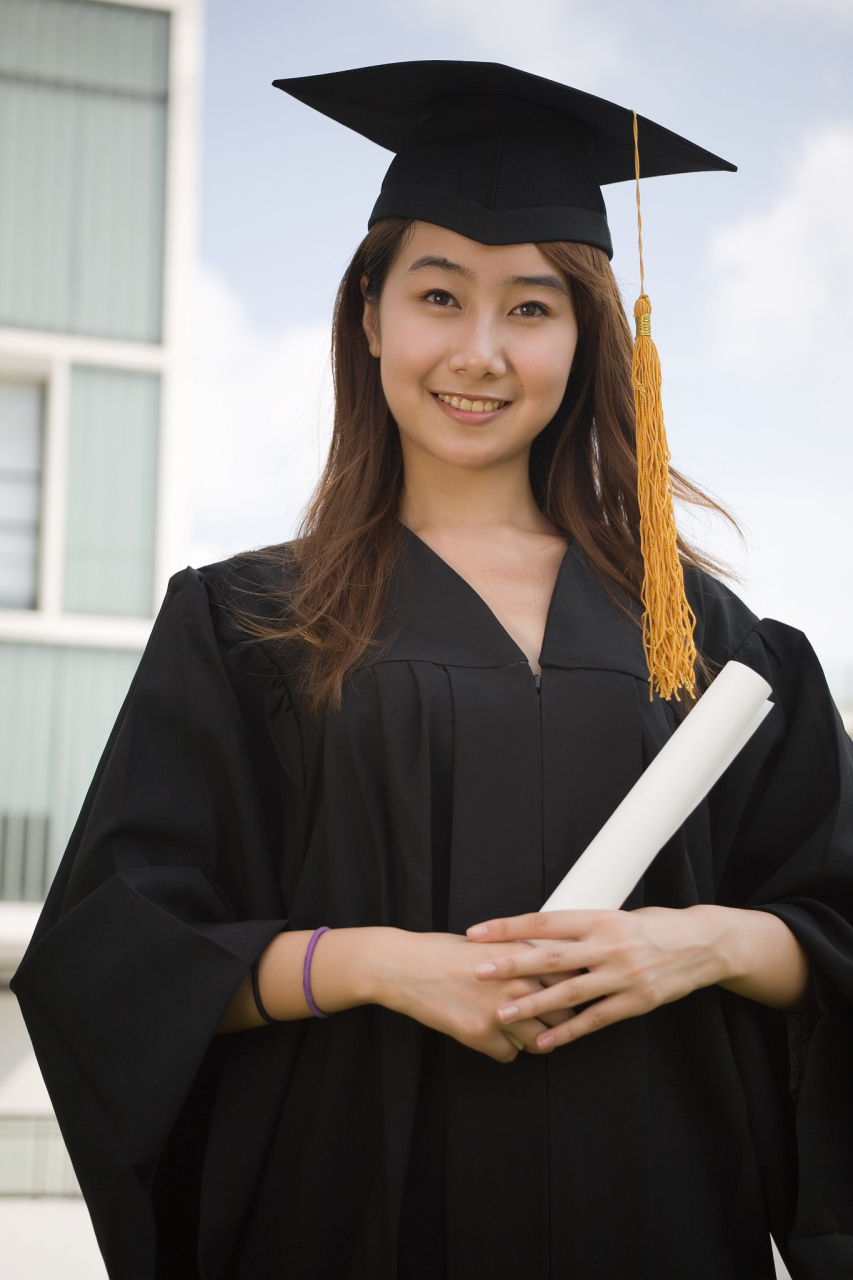 近日,湖北中医药大学的一位女博士顺利毕业,毕业典礼上,她的家人也