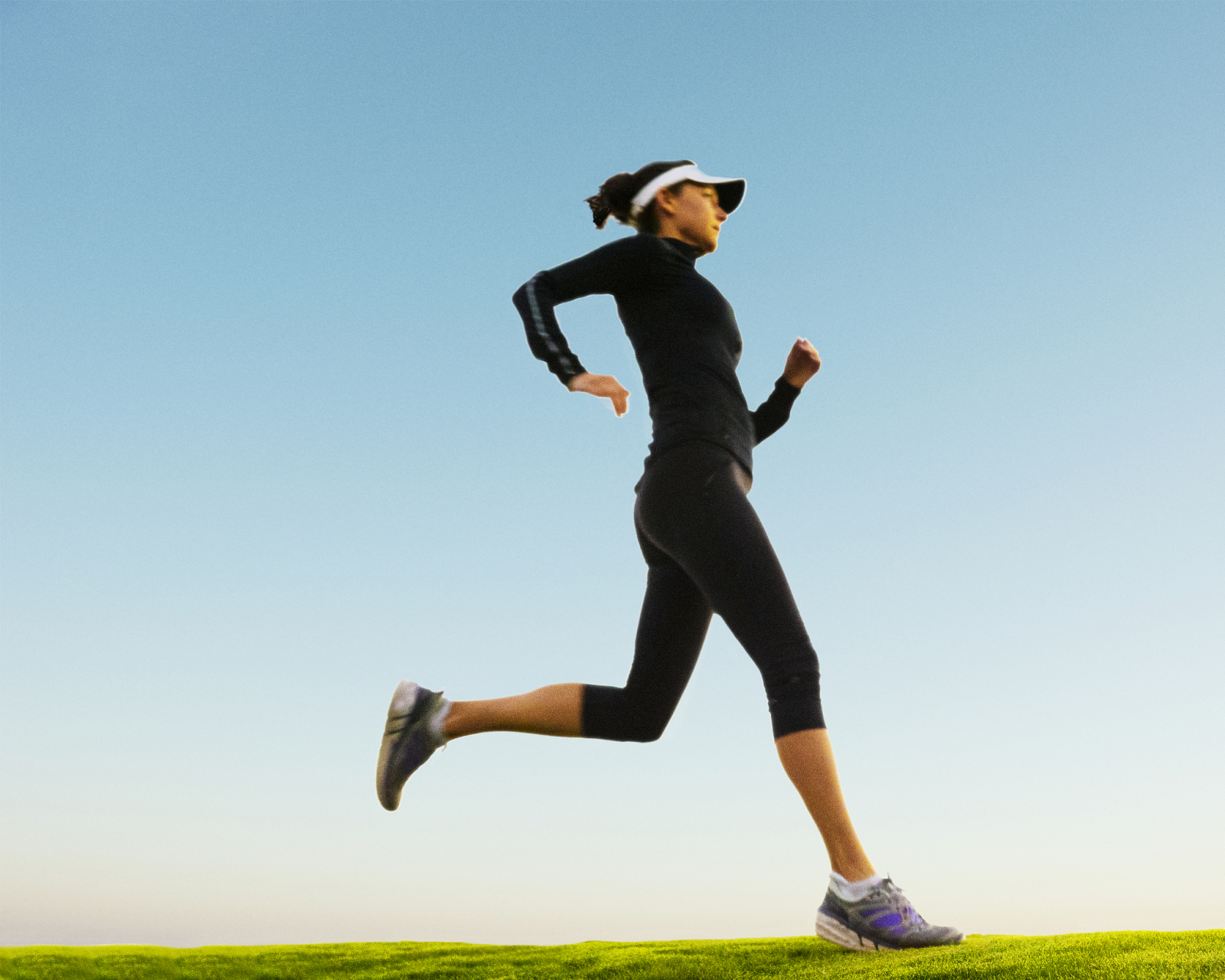 最近,一种名为"自然跑法"的跑步姿势在跑步爱好者中引起了热议