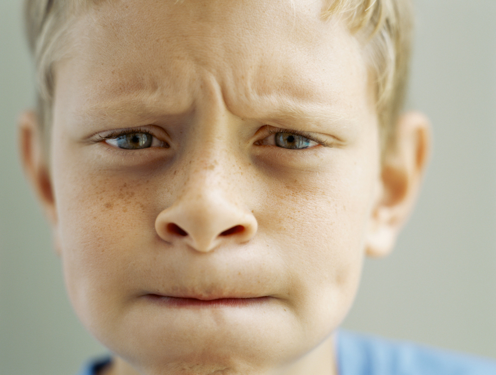 医生,别家小孩小脸蛋红红的,但是我家小孩老是脸色发青,这是怎么了?