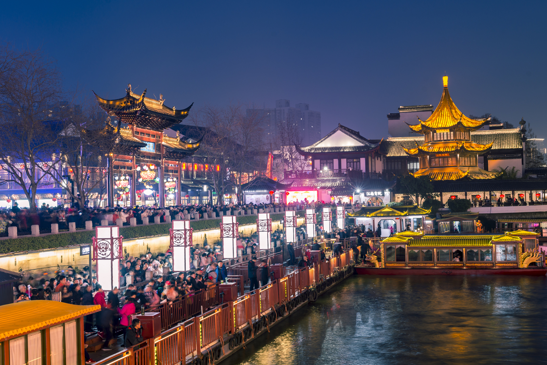 南京夫子庙,即南京孔庙,南京文庙,位于江苏省南京市秦淮区秦淮河北岸