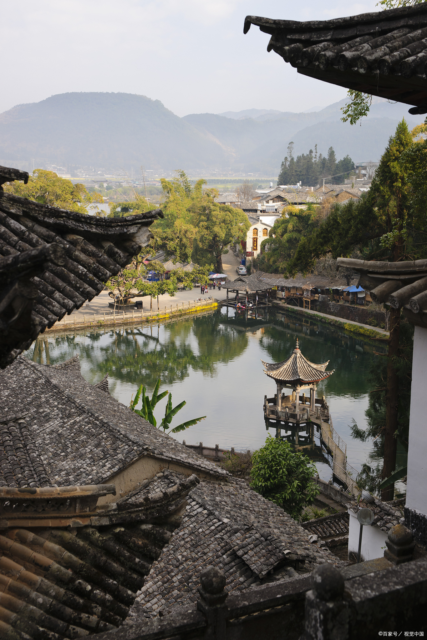 奉化溪口是中国浙江省宁波市奉化区的一个古镇,以其独特的历史文化和