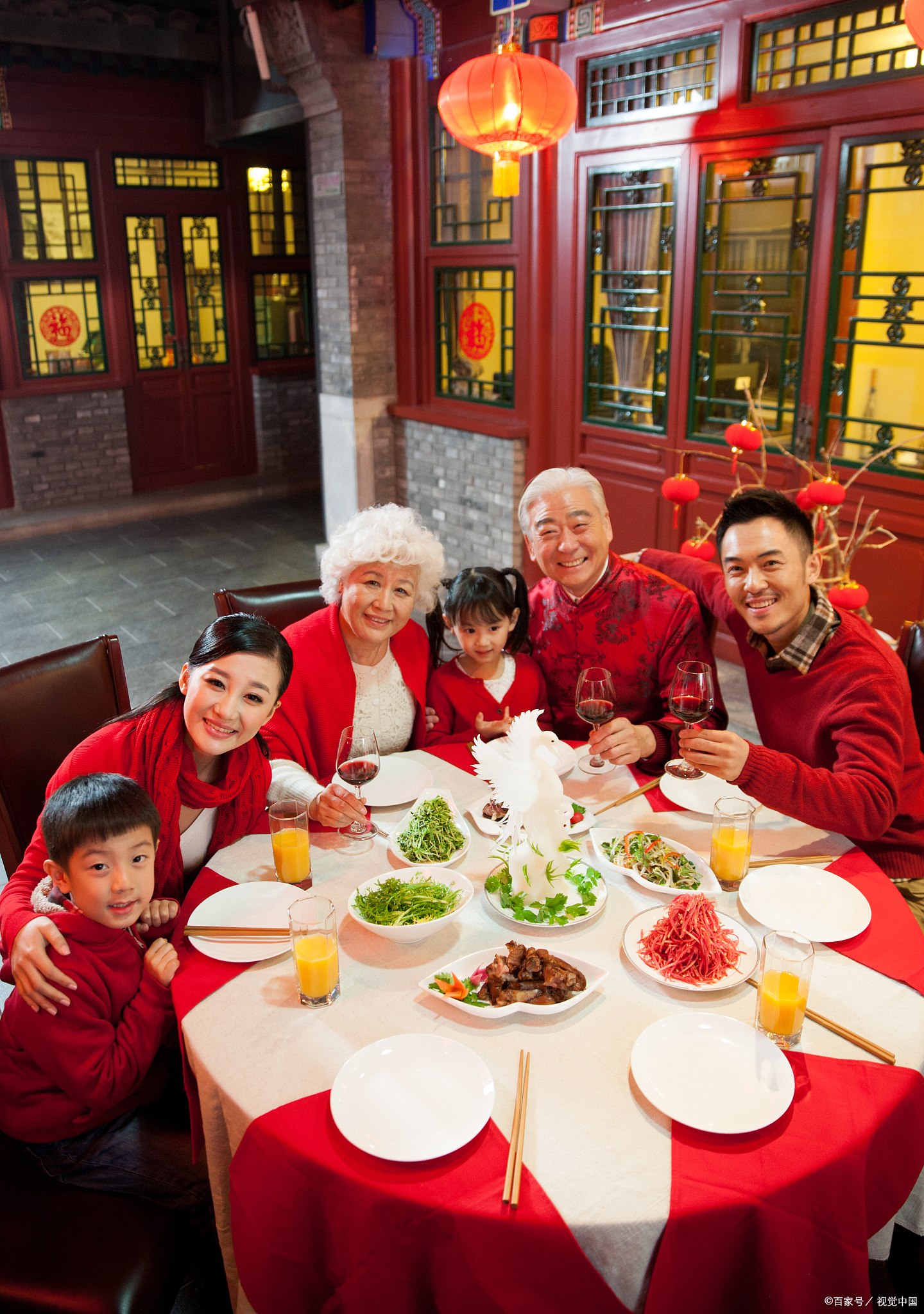 春节团圆饭简介图片