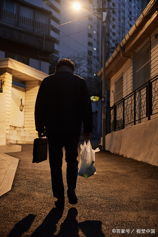 我同事最近刚退休,可离开单位竟悄无声息,谁都知道