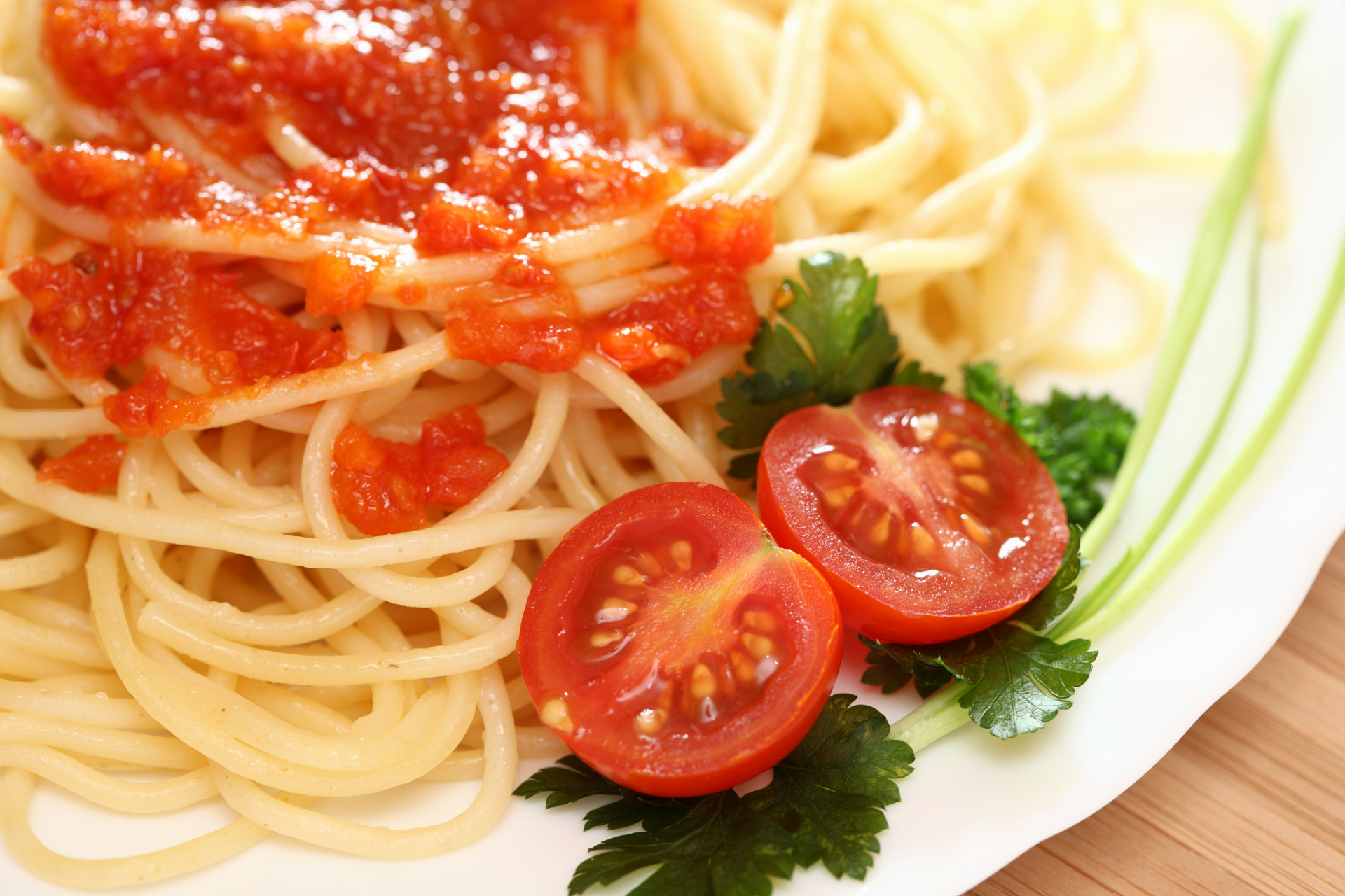 番茄意大利面食谱 所需材料: - 意面 200克 - 番茄 3个(成熟的番茄最