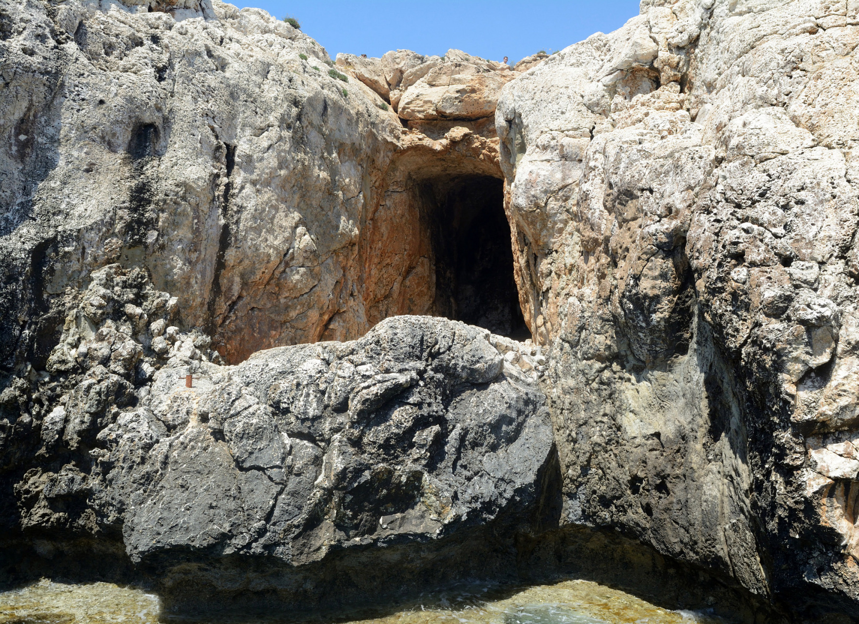 这个原名青龙洞的神秘地方,集合了地下暗河和钟乳石干洞的奇妙景观